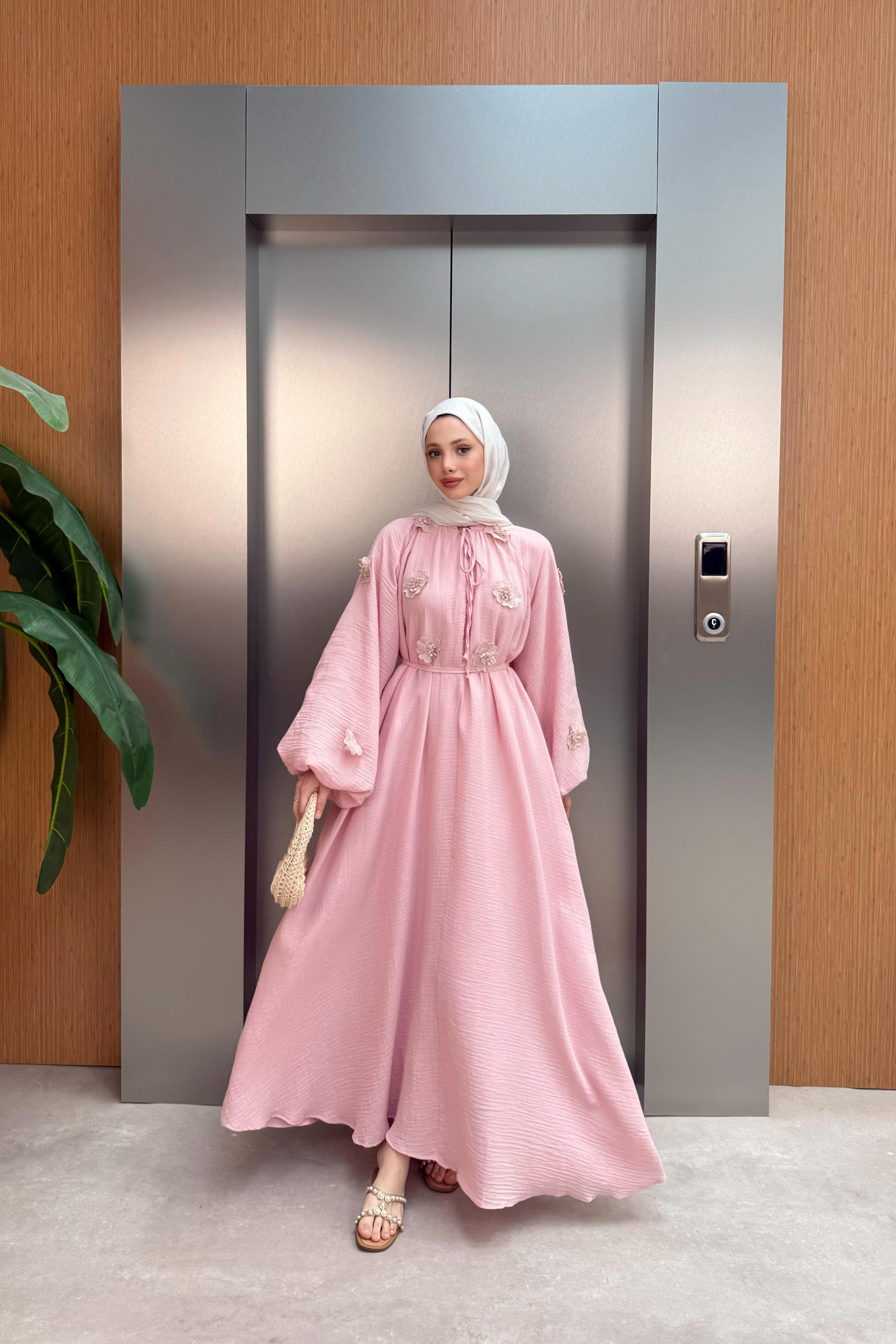 Çiçek Aksesuarlı Müslin Elbise - Pembe