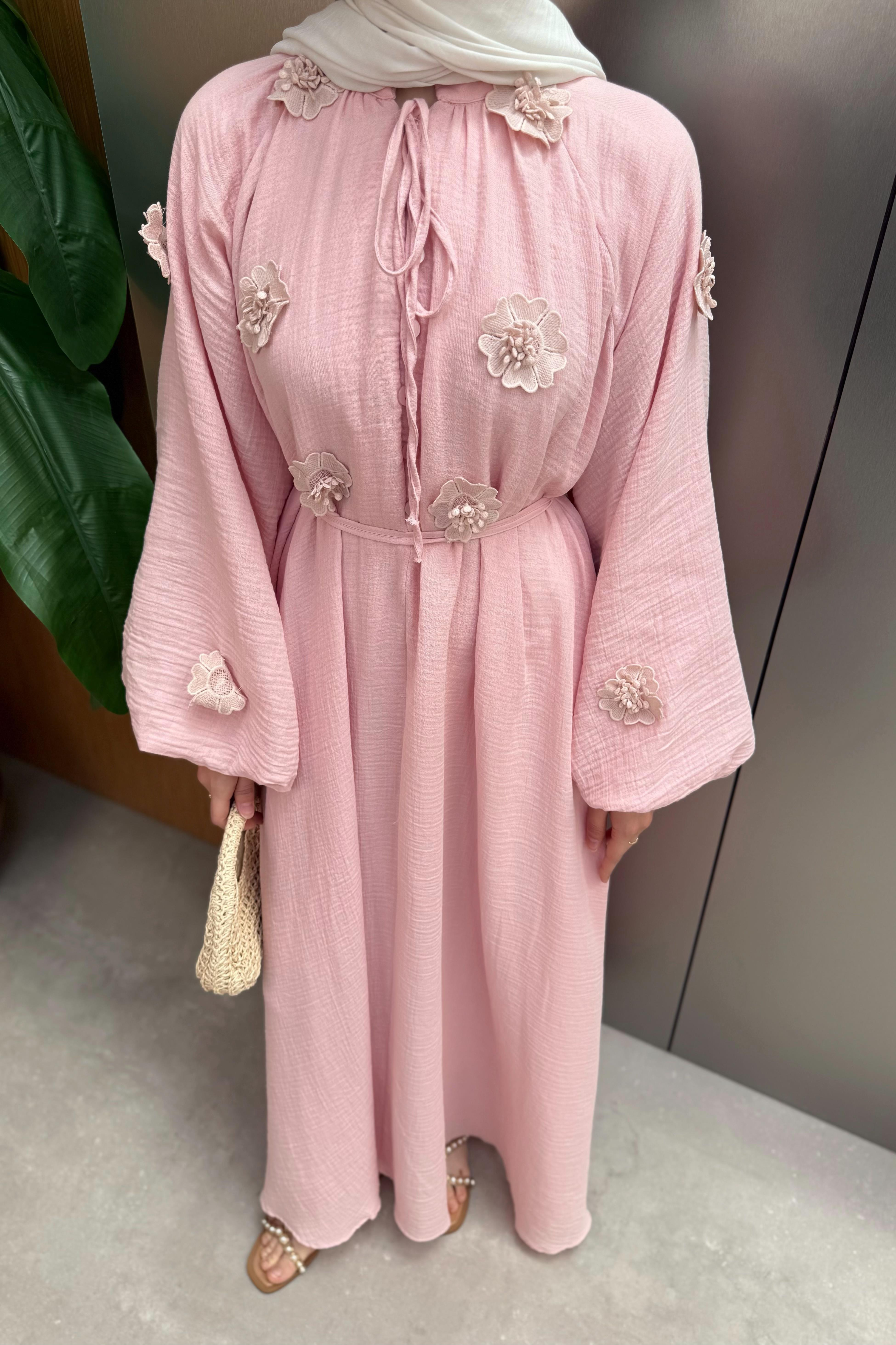 Çiçek Aksesuarlı Müslin Elbise - Pembe