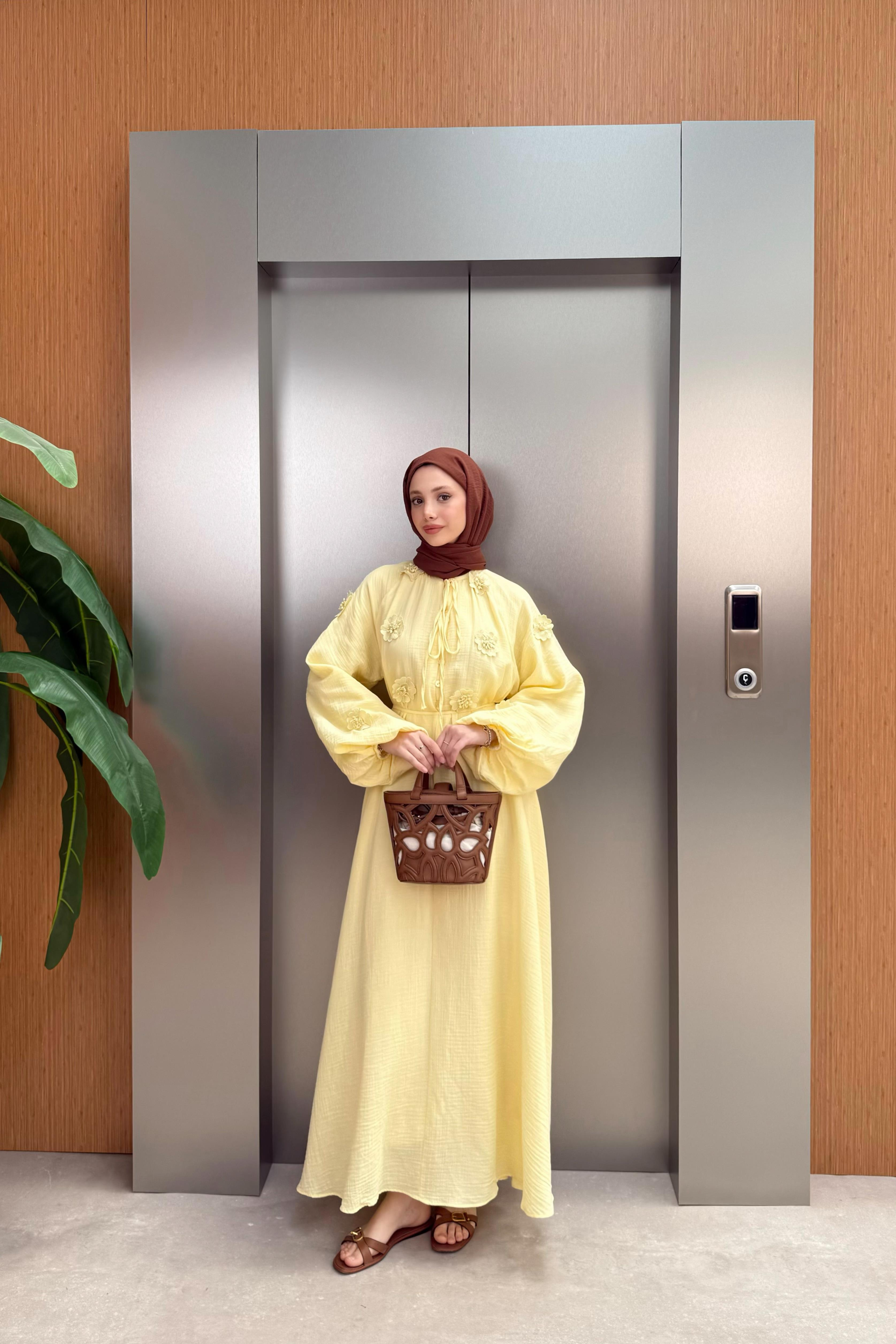 Çiçek Aksesuarlı Müslin Elbise - Sarı