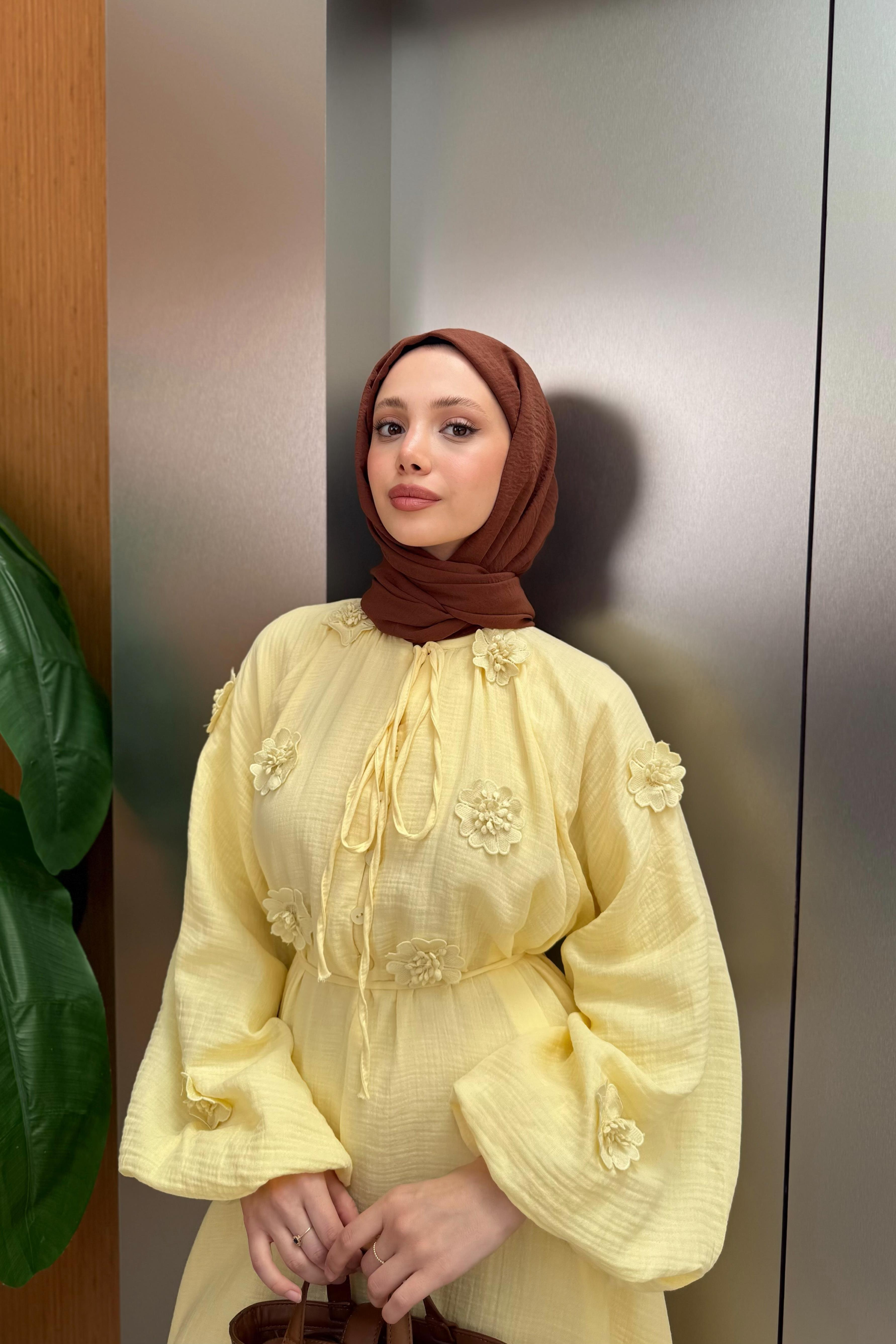 Çiçek Aksesuarlı Müslin Elbise - Sarı