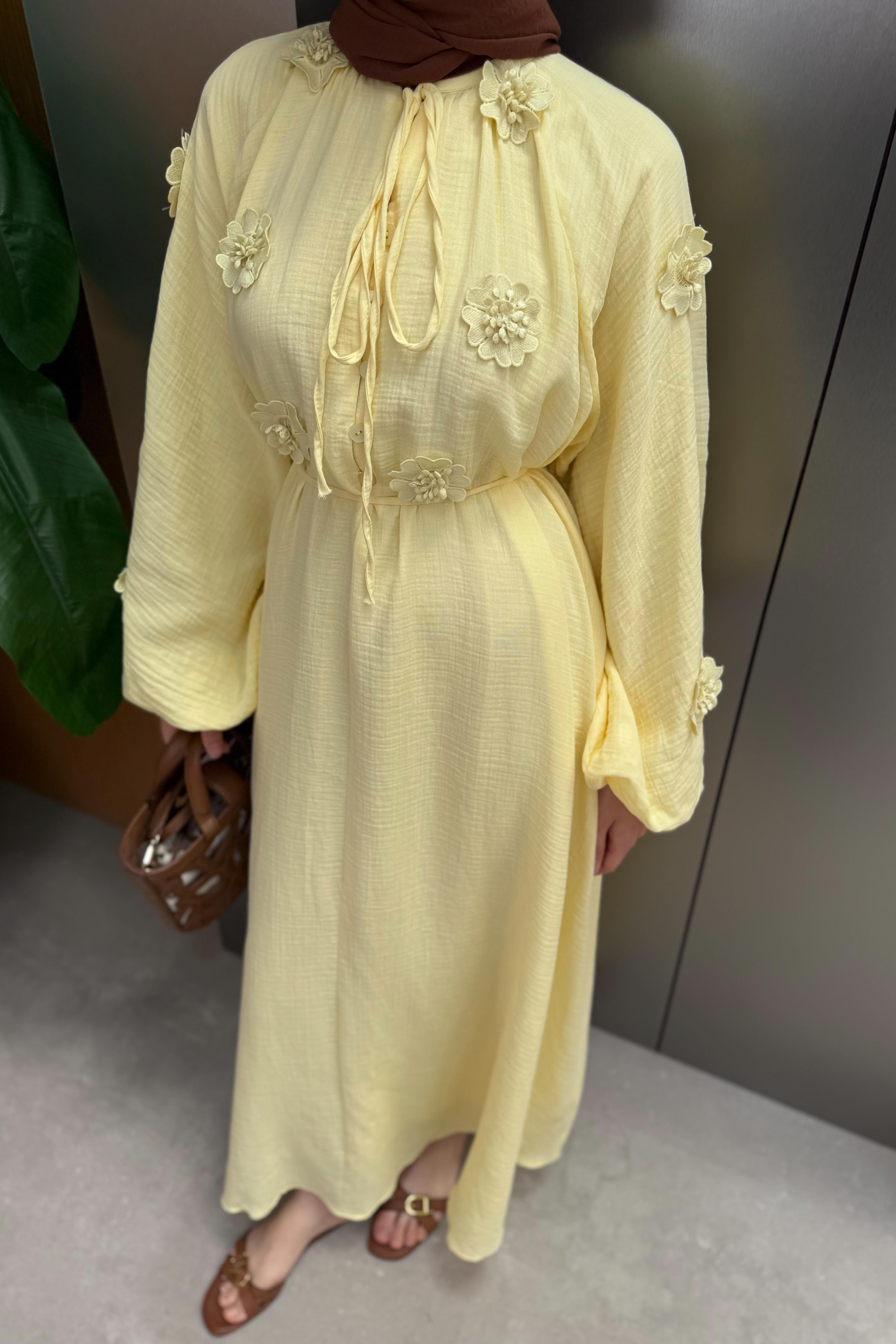 Çiçek Aksesuarlı Müslin Elbise - Sarı
