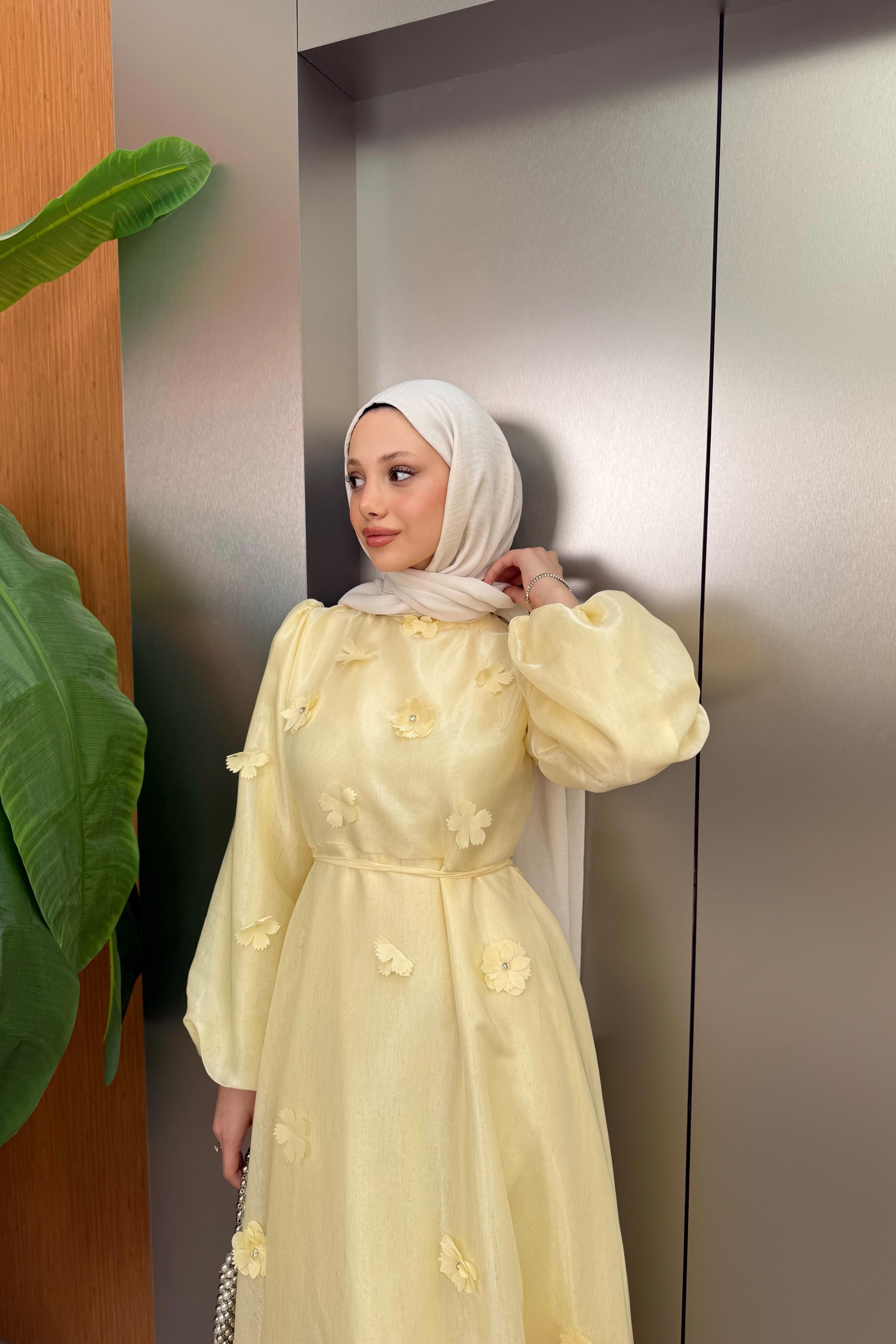 Çiçek Aksesuarlı Organze Elbise - Sarı