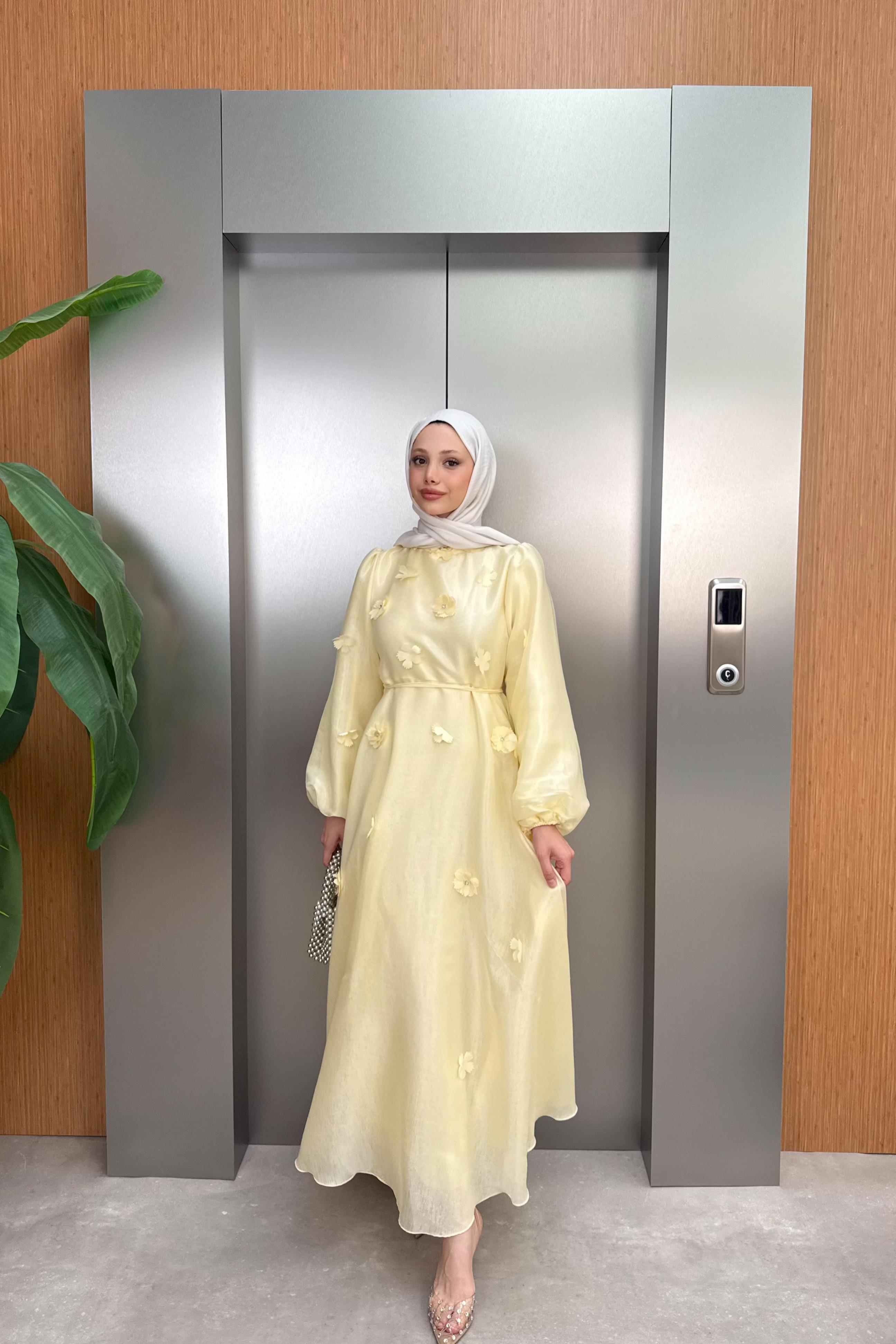 Çiçek Aksesuarlı Organze Elbise - Sarı