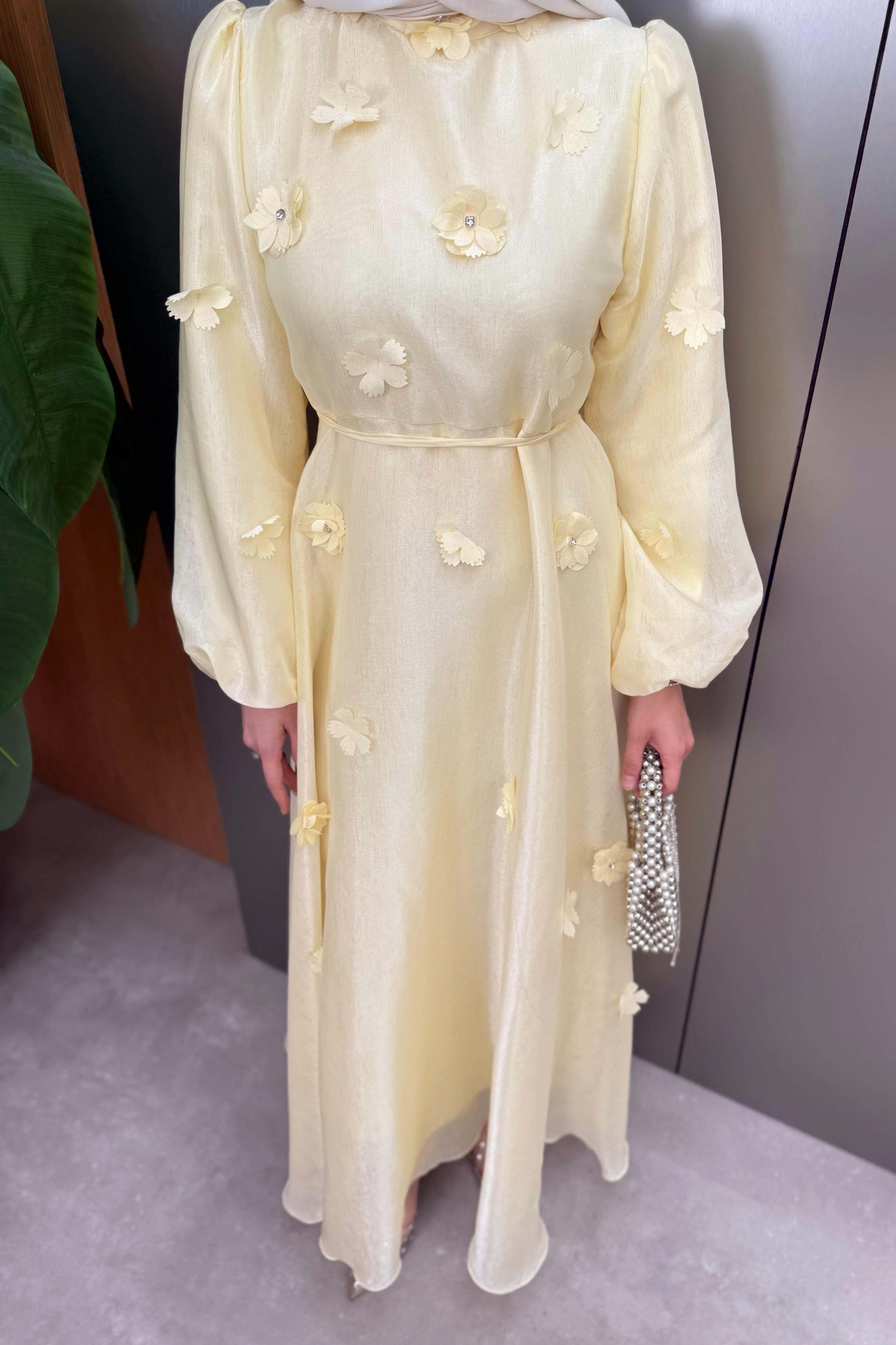 Çiçek Aksesuarlı Organze Elbise - Sarı