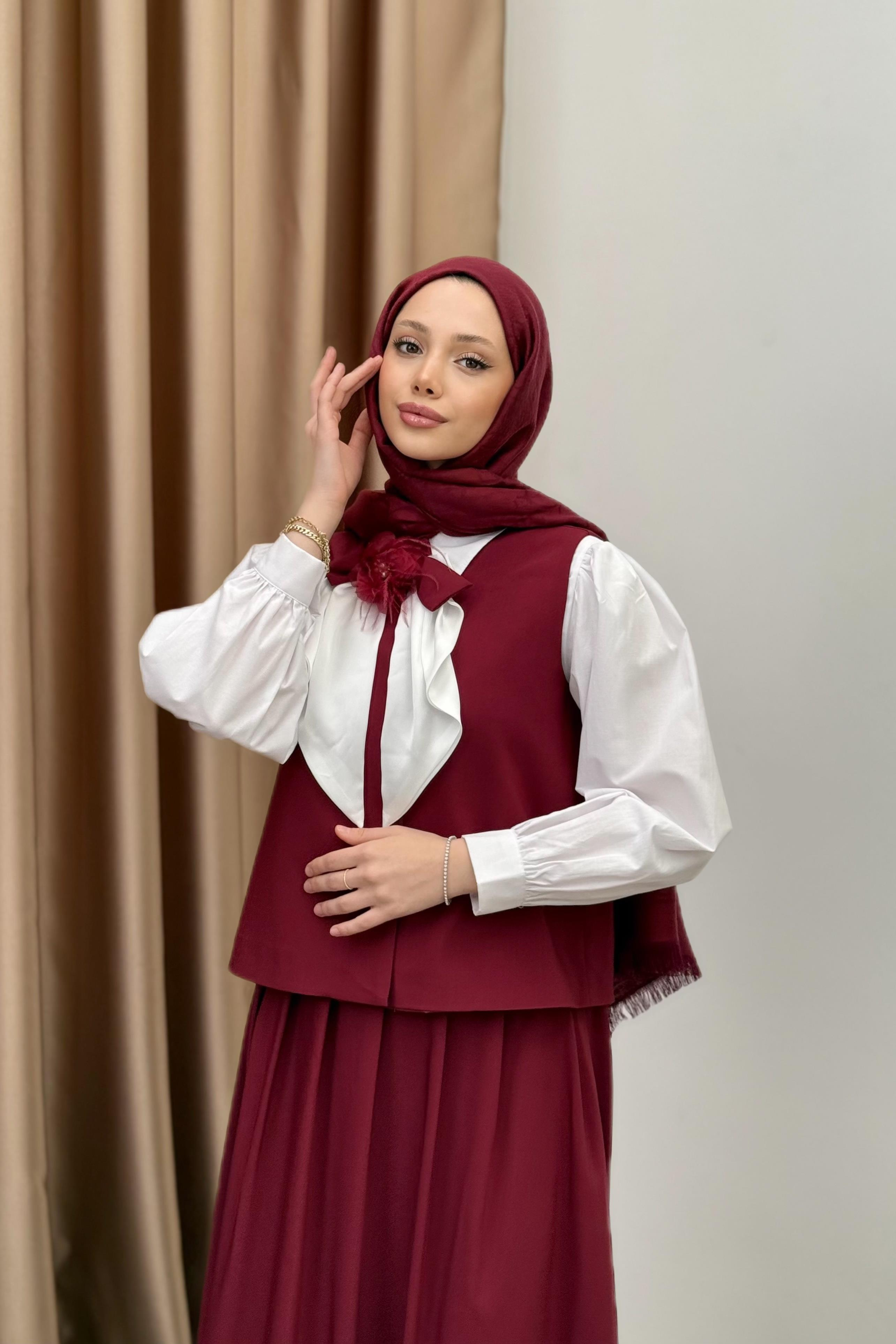 Çiçek Aksesuarlı Yelek Etekli Takım - Bordo