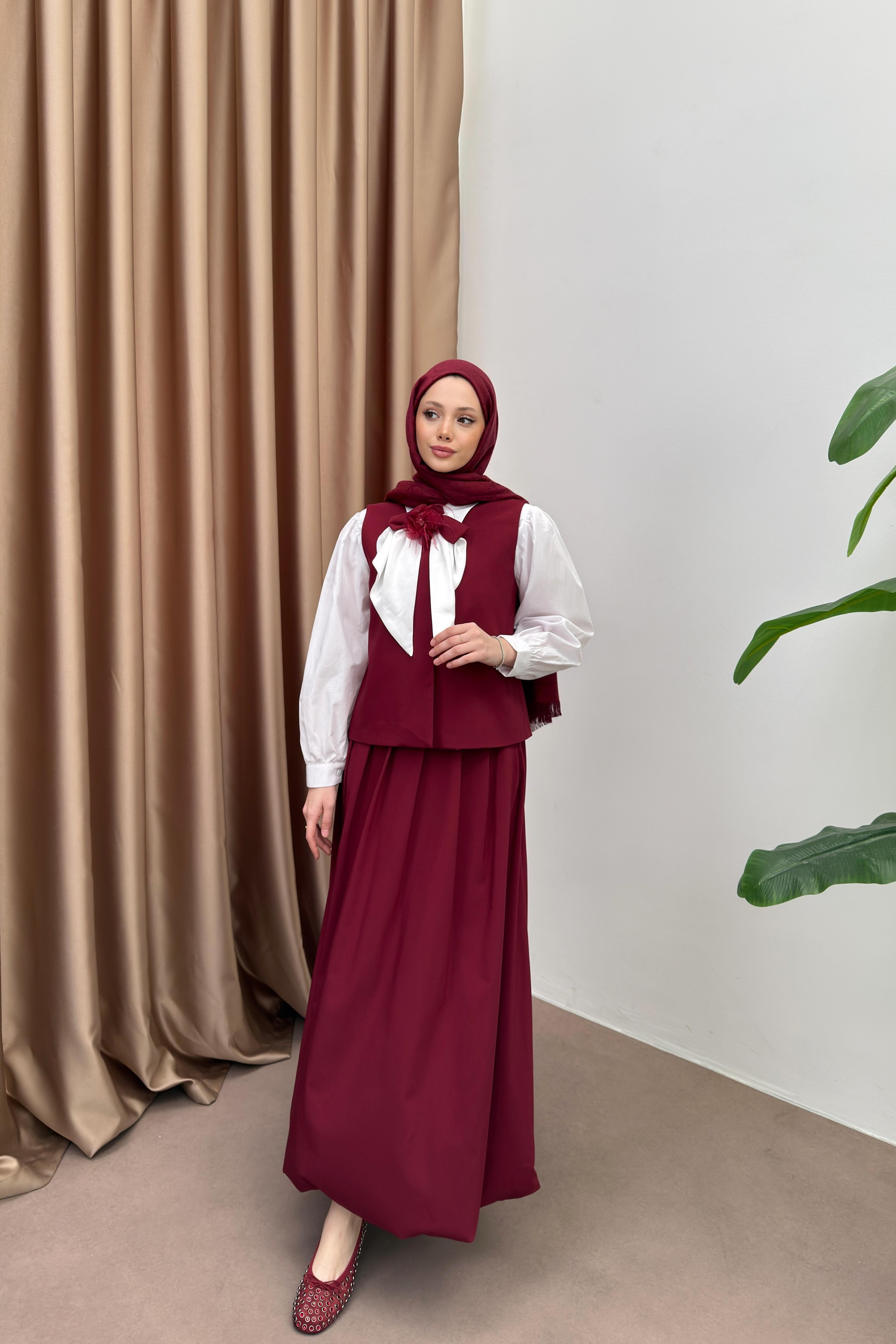 Çiçek Aksesuarlı Yelek Etekli Takım - Bordo