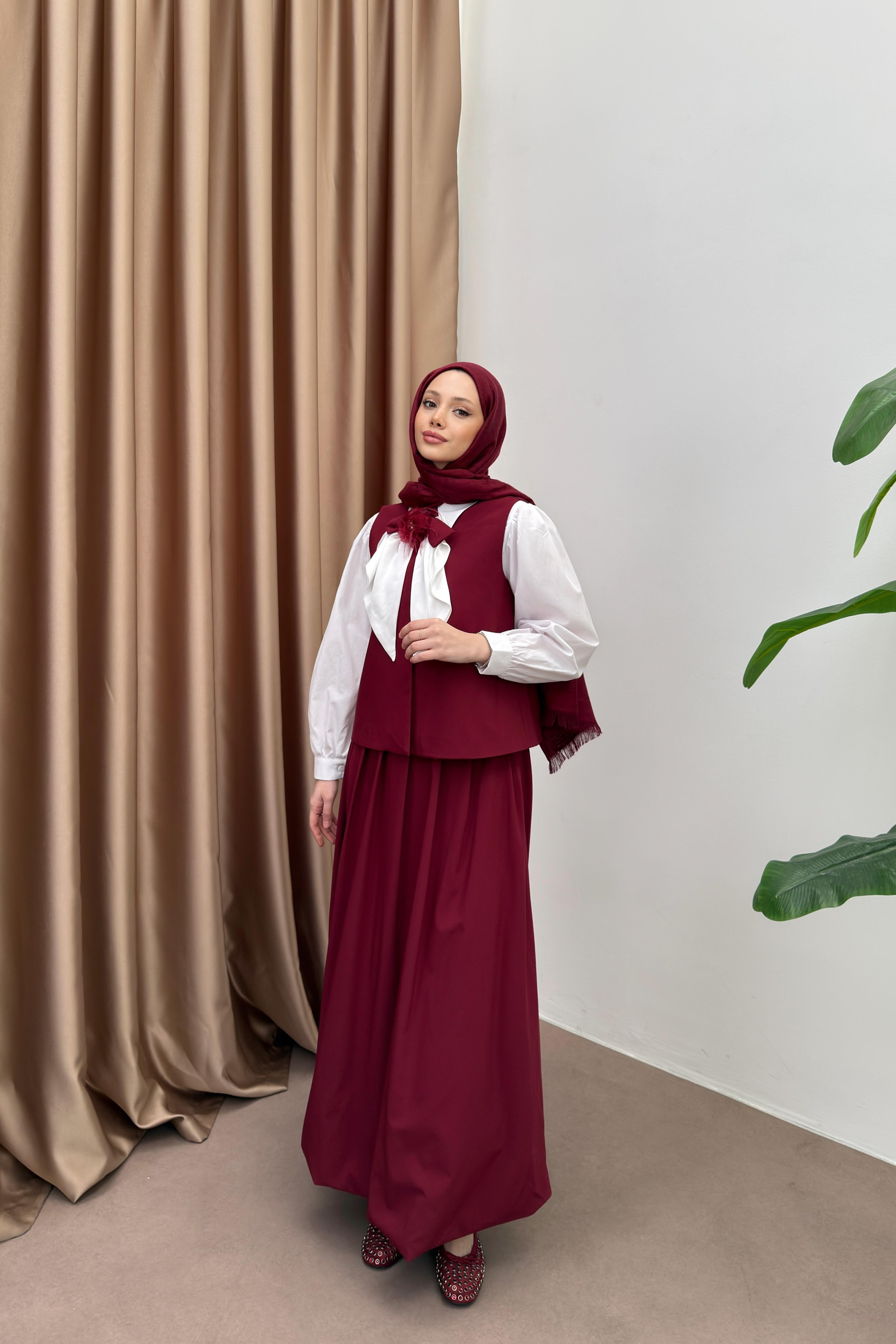 Çiçek Aksesuarlı Yelek Etekli Takım - Bordo