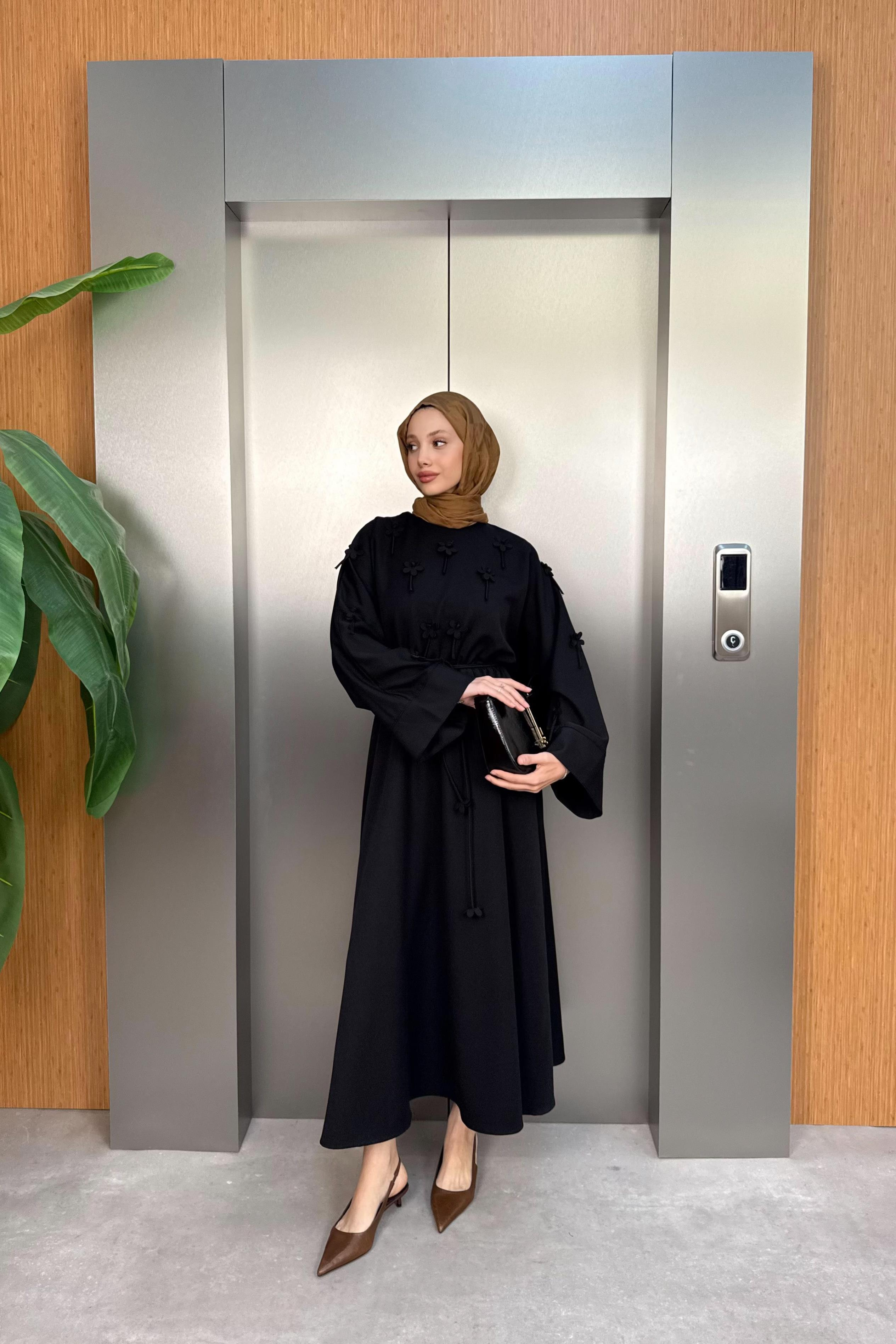 Çiçek Detaylı Elbise - Siyah