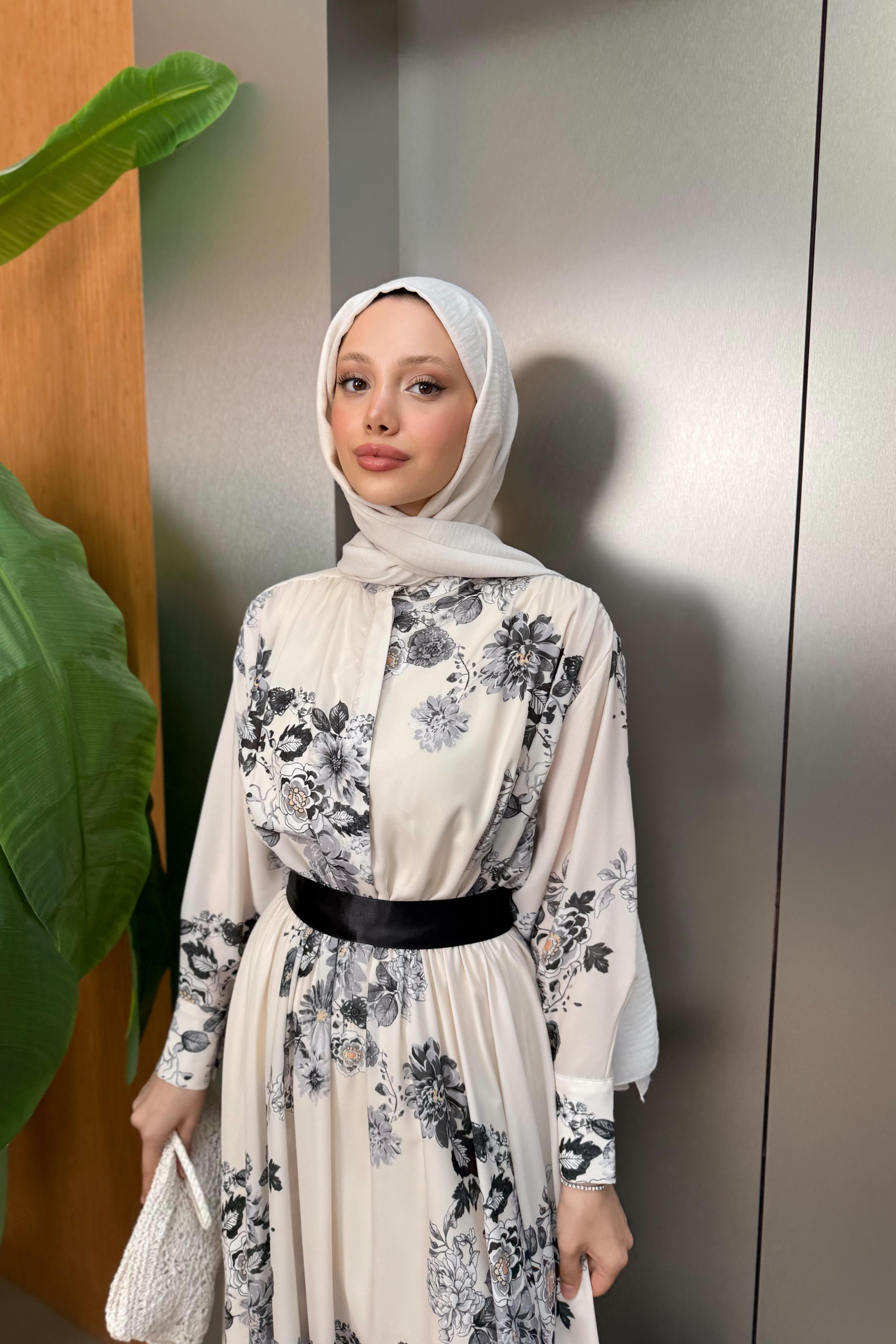 Çiçekli Desenli Bel Büzgülü Elbise - Siyah