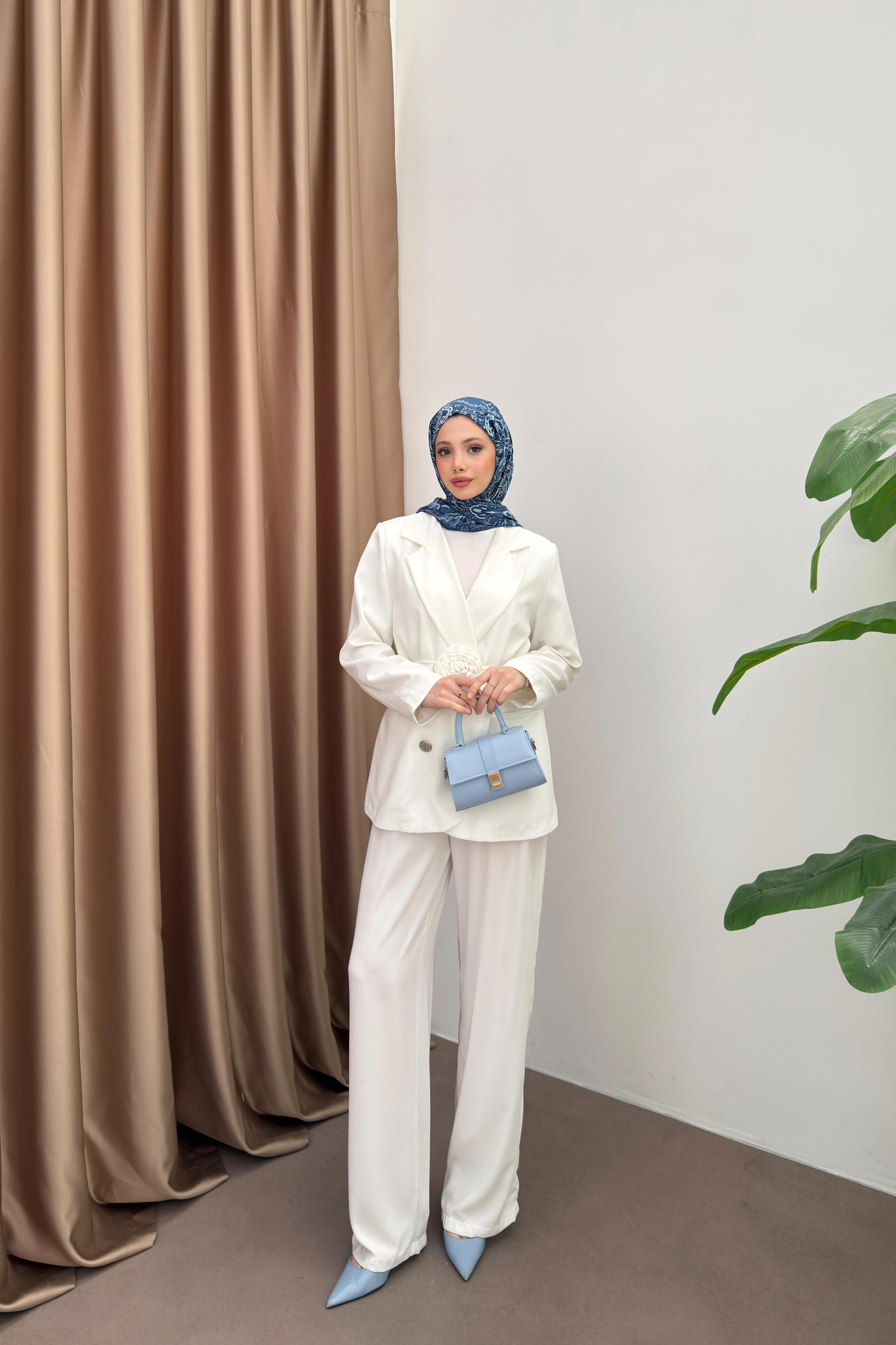 Gül Aksesuarlı Blazer Ceketli Takım - Ekru