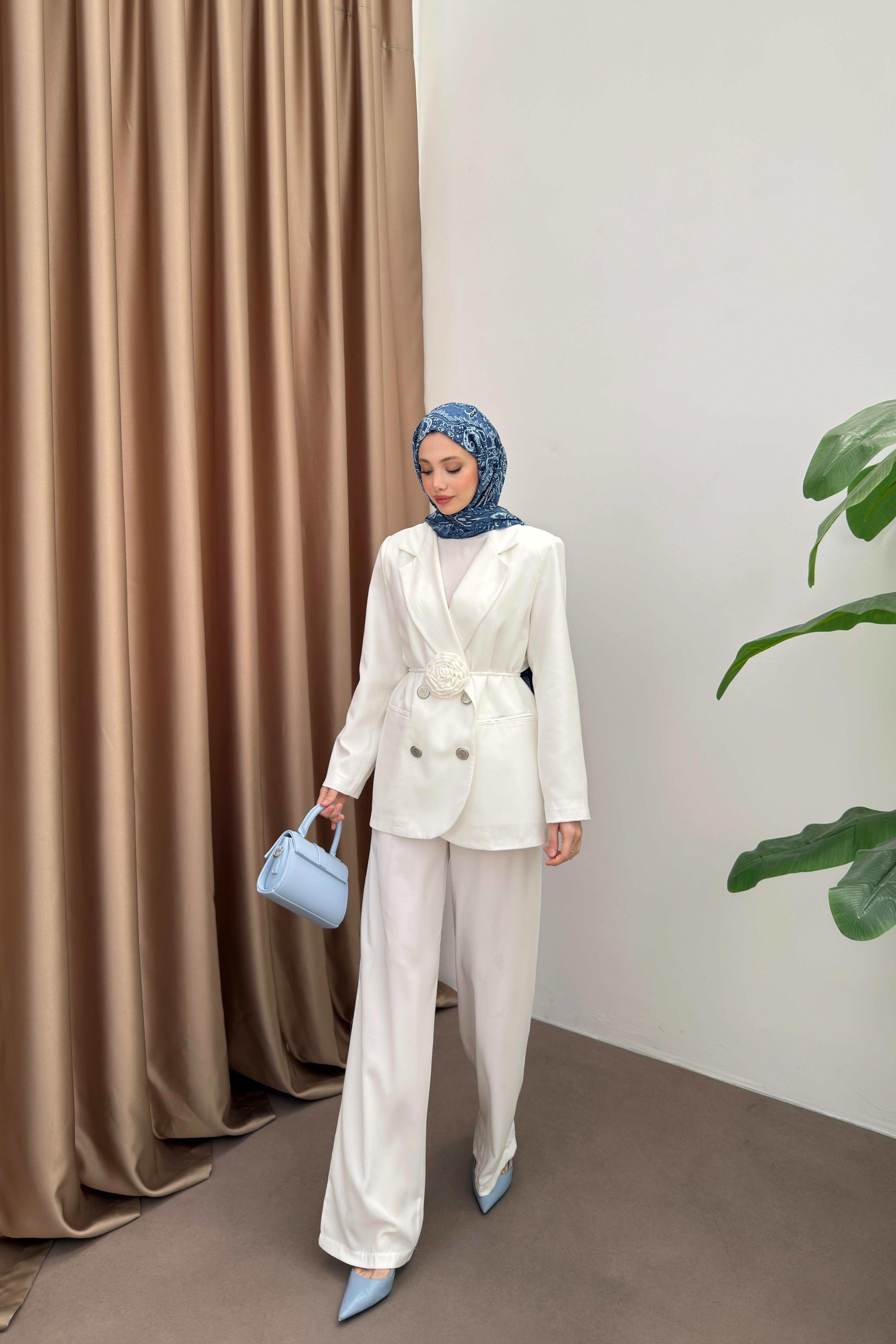 Gül Aksesuarlı Blazer Ceketli Takım - Ekru