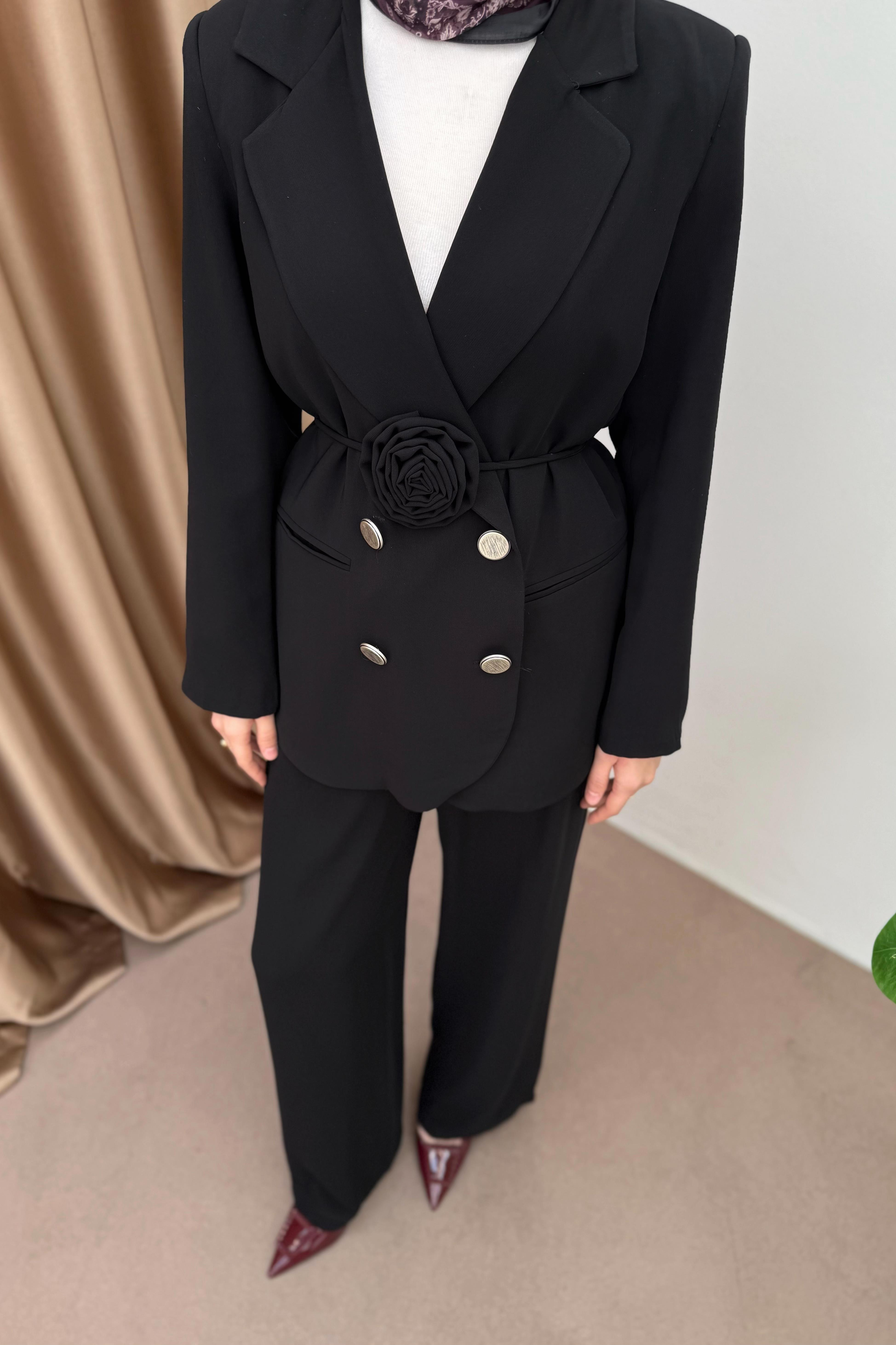 Gül Aksesuarlı Blazer Ceketli Takım - Siyah