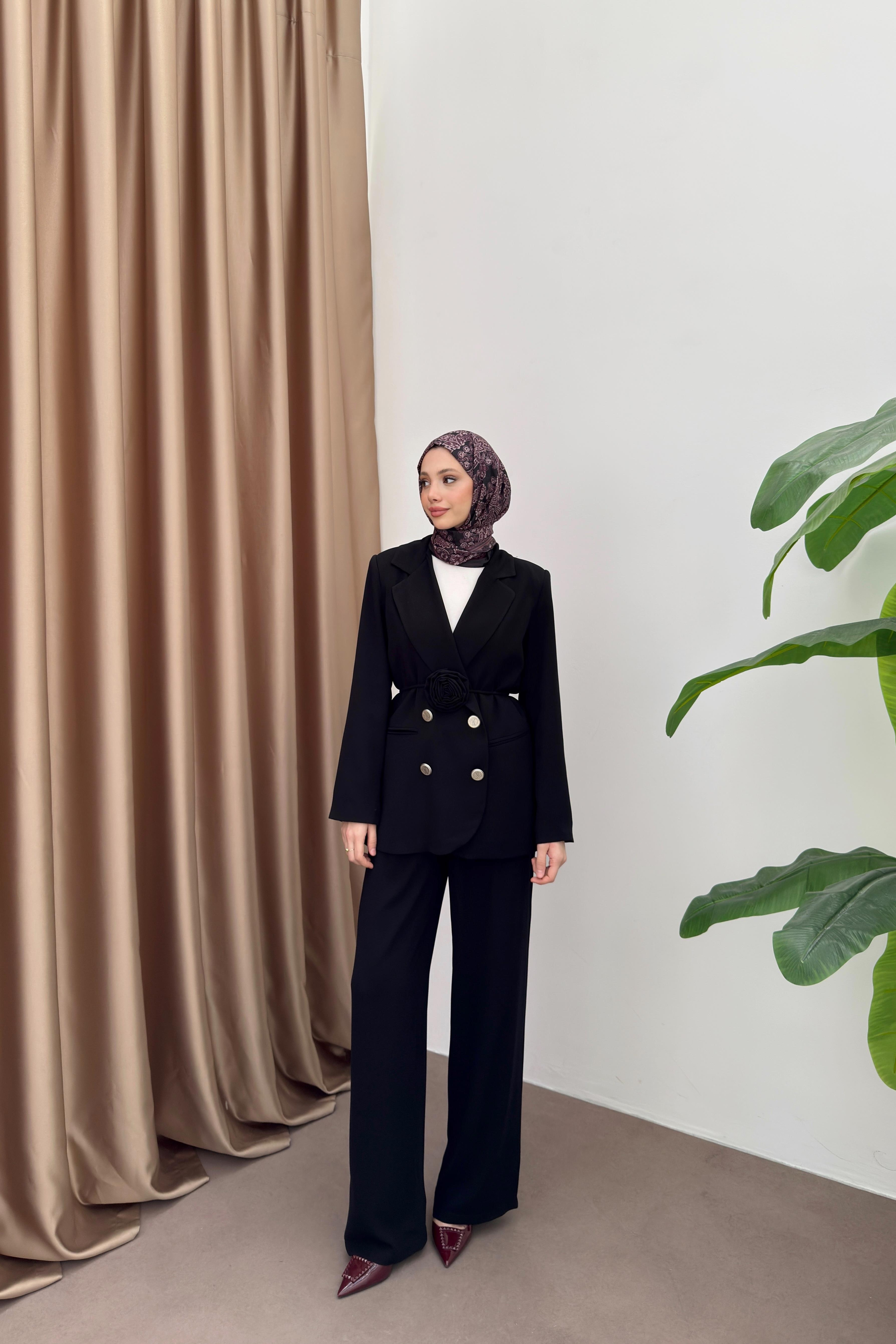 Gül Aksesuarlı Blazer Ceketli Takım - Siyah