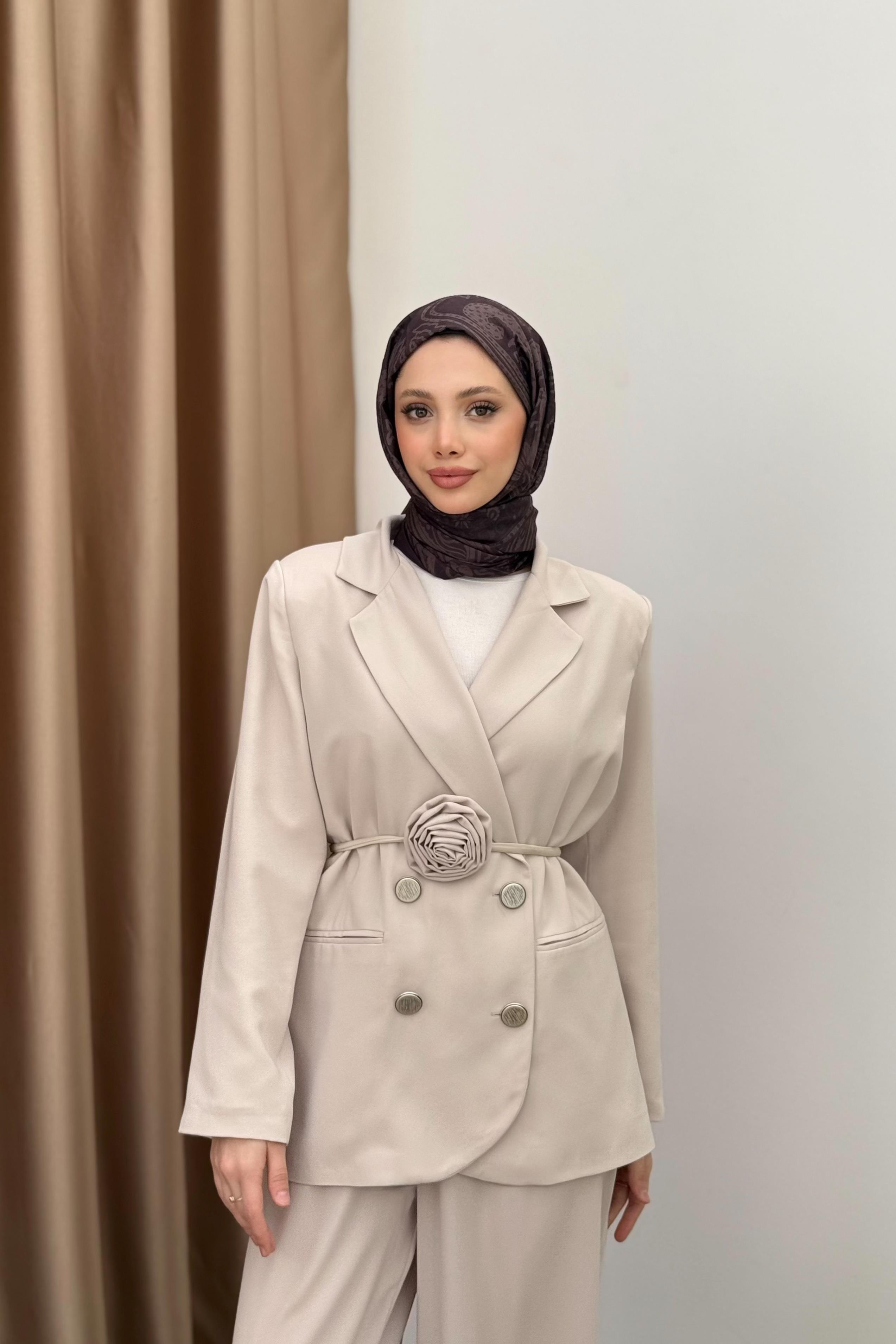 Gül Aksesuarlı Blazer Ceketli Takım - Taş