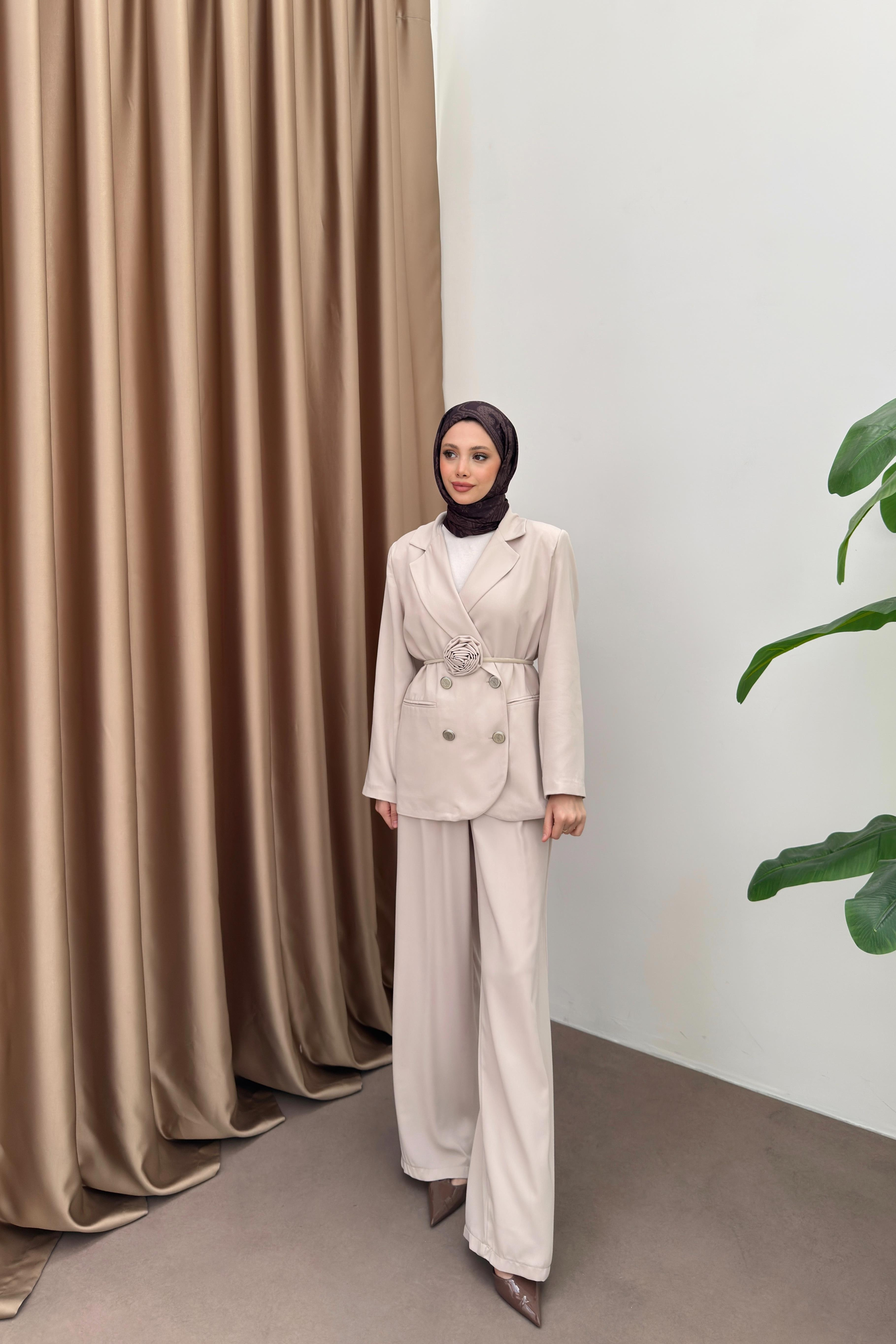 Gül Aksesuarlı Blazer Ceketli Takım - Taş