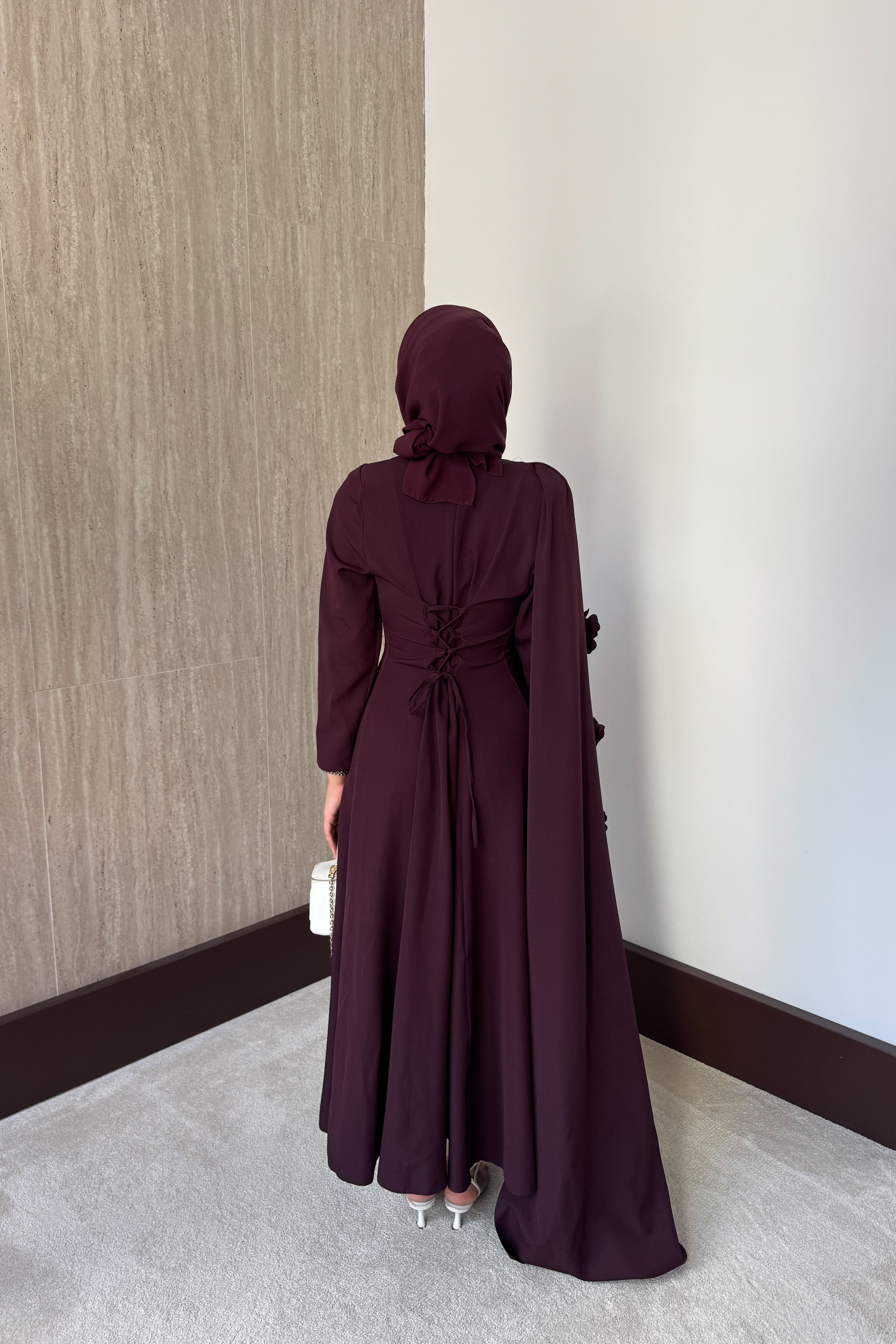 Gül Aksesuarlı Pelerinli Elbise - Mürdüm