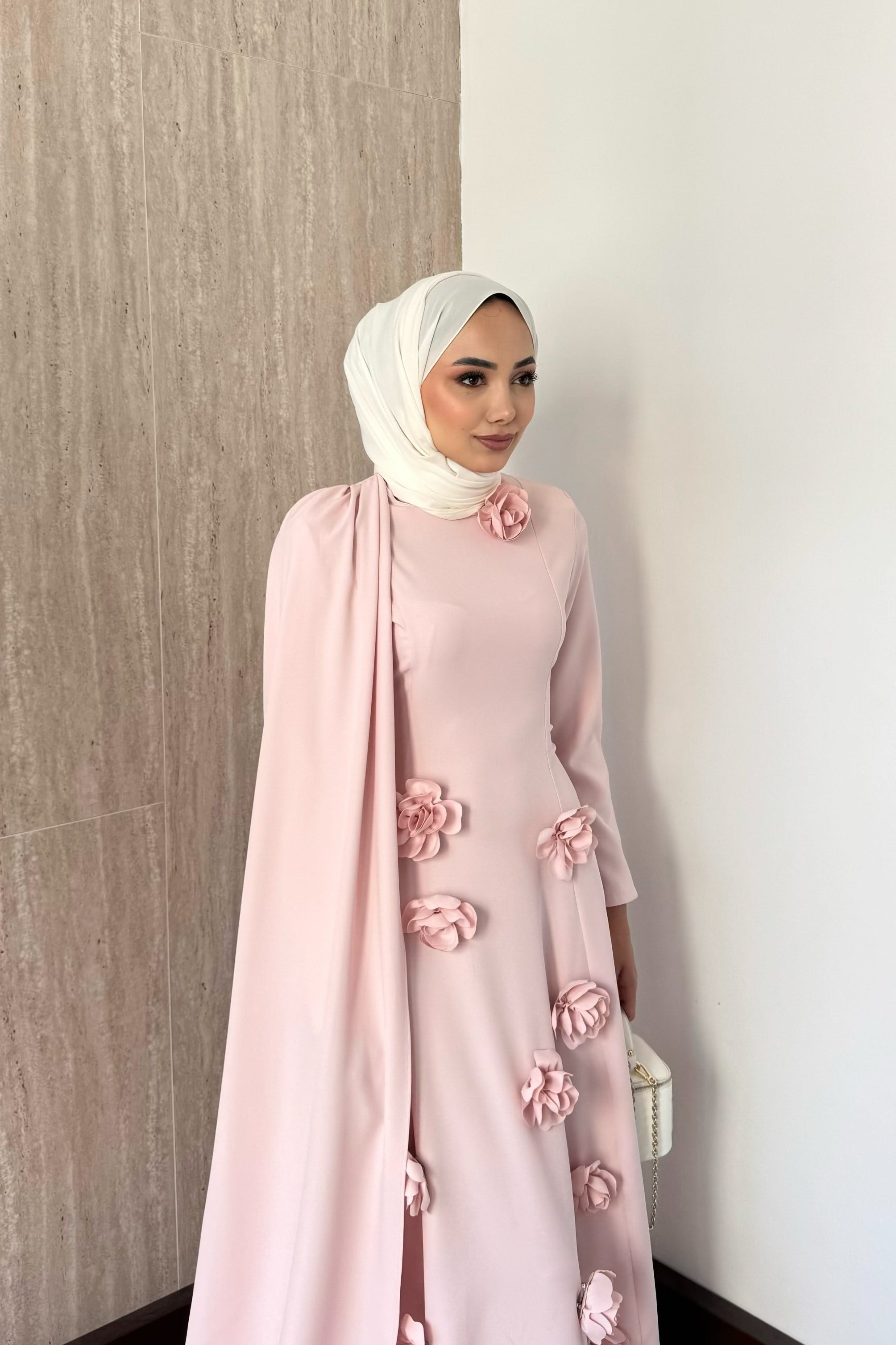Gül Aksesuarlı Pelerinli Elbise - Pembe