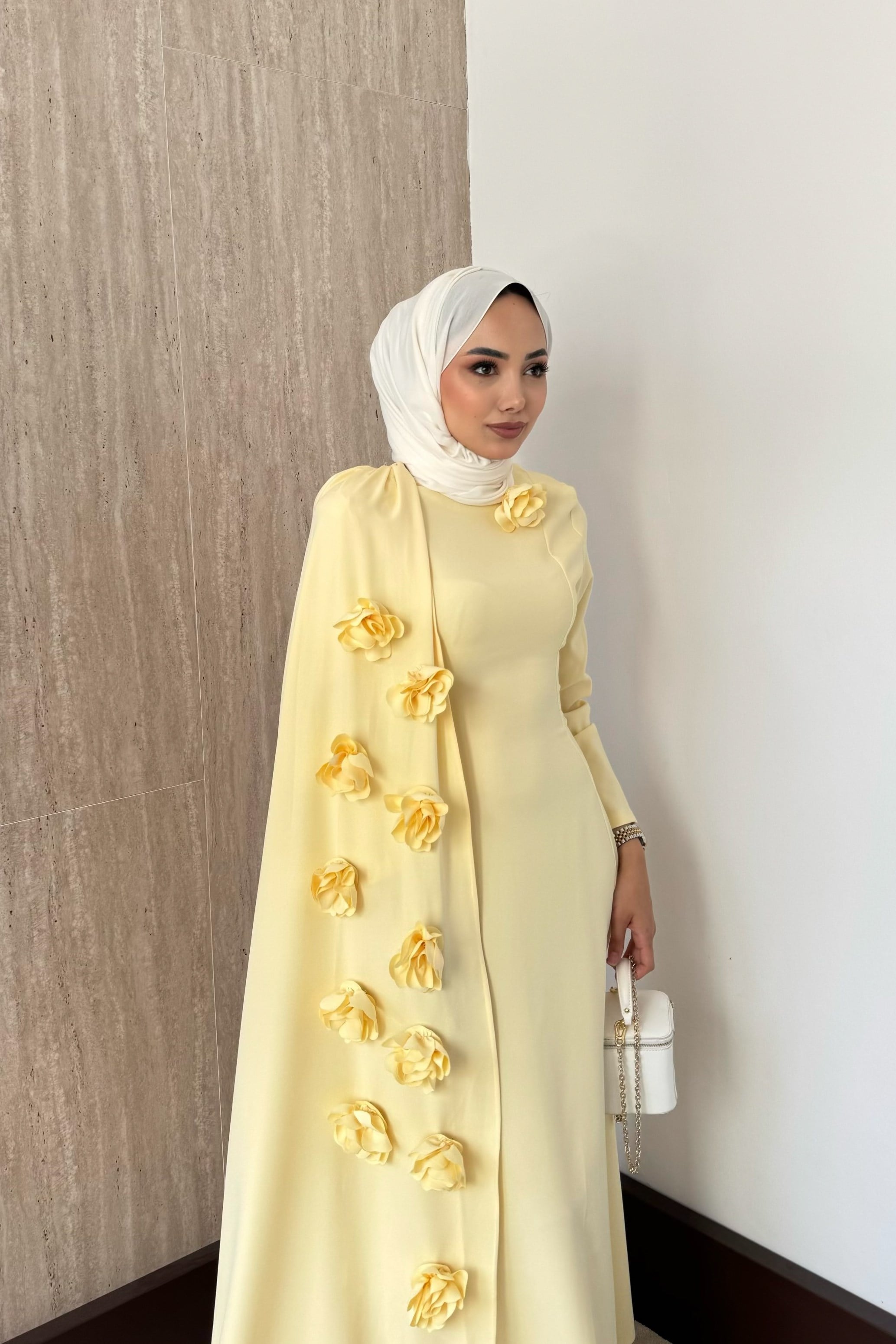 Gül Aksesuarlı Pelerinli Elbise - Sarı
