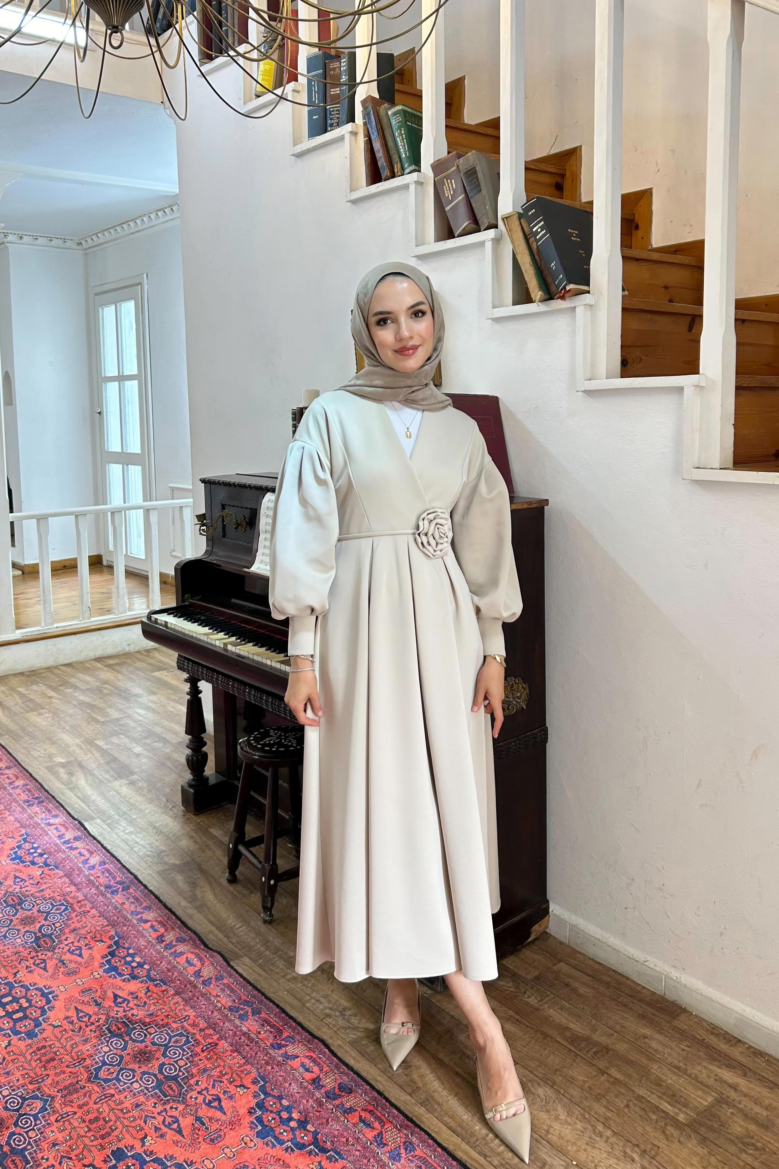Gül Aksesuarlı Scuba Elbise - BEJ