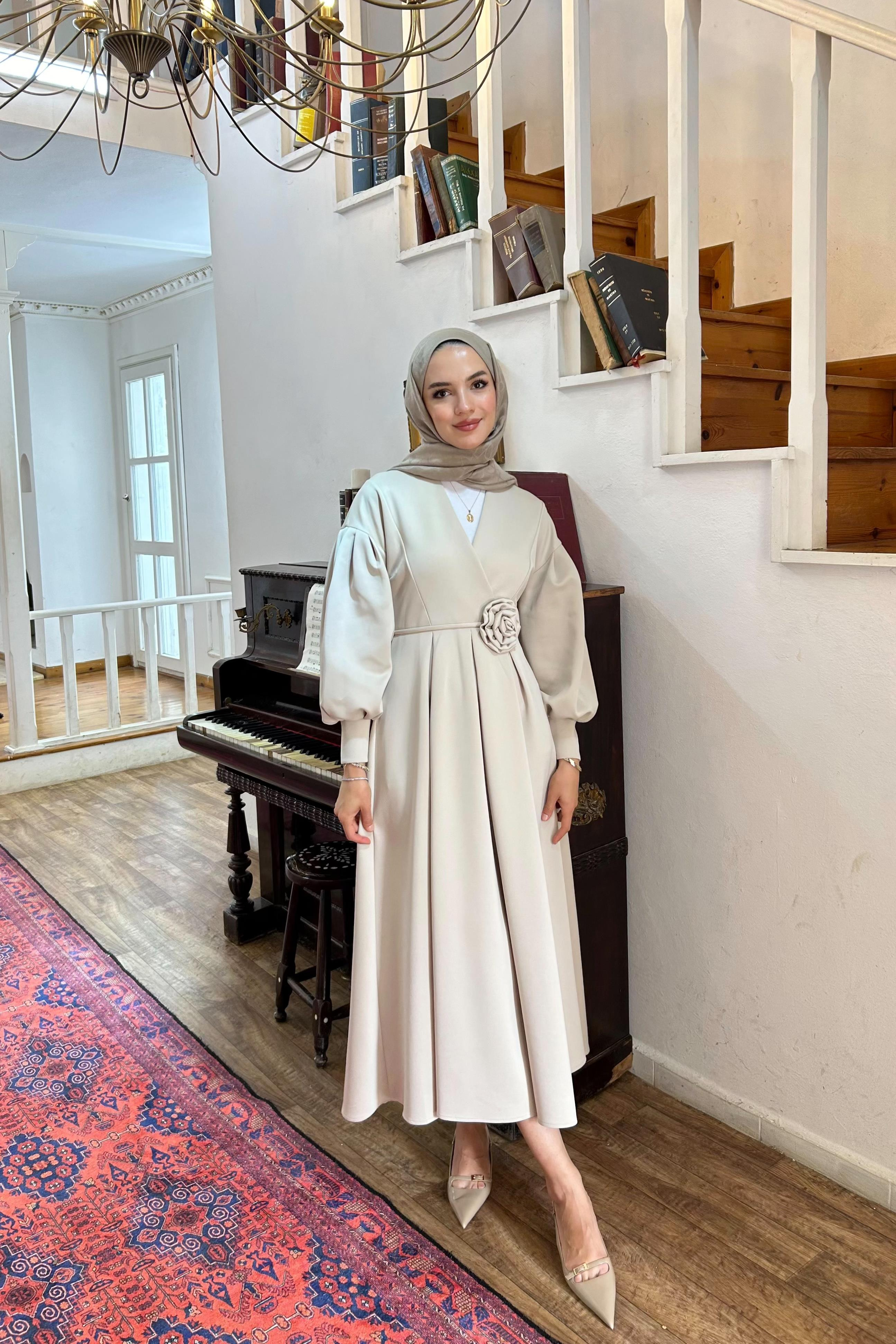 Gül Aksesuarlı Scuba Elbise - BEJ