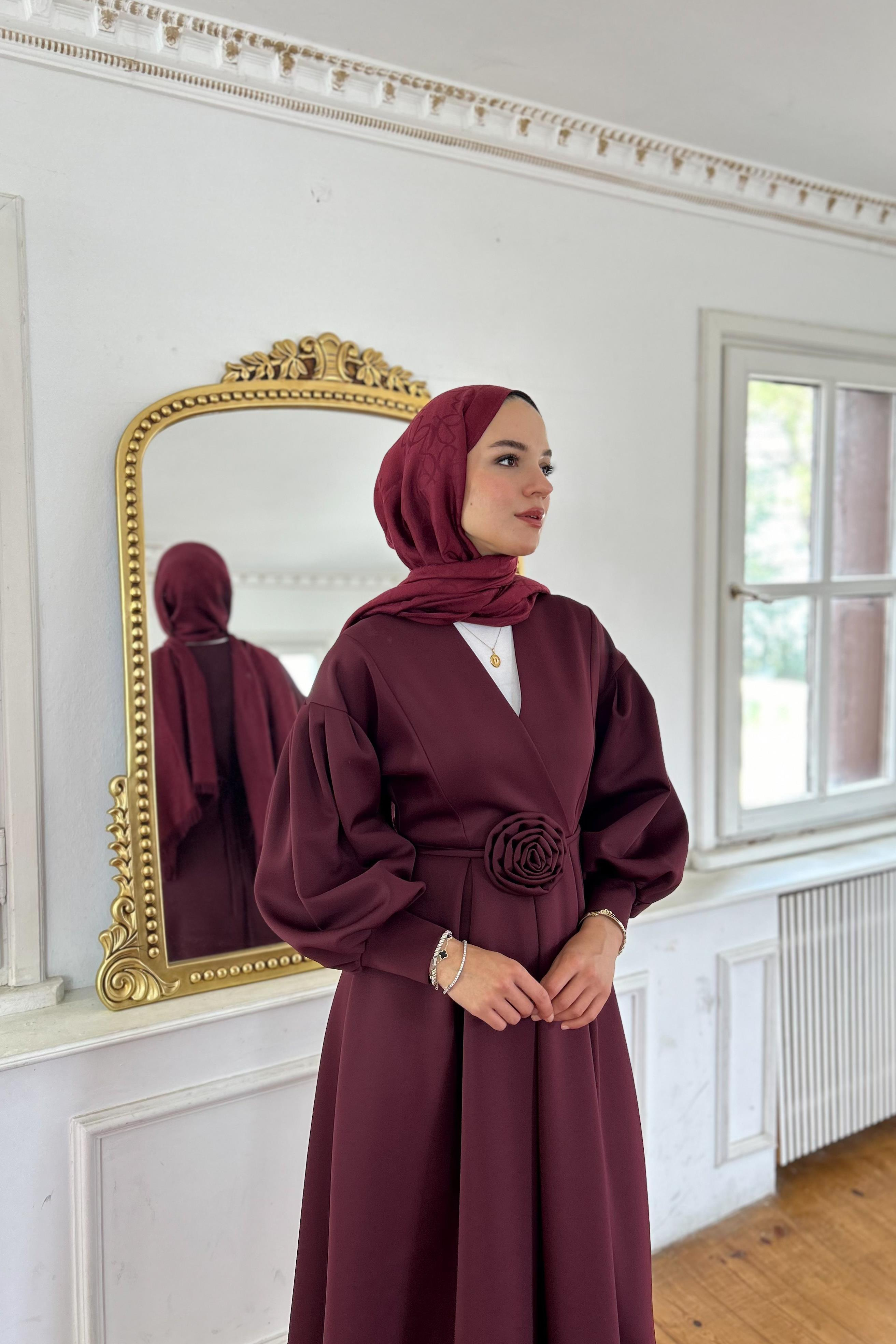 Gül Aksesuarlı Scuba Elbise - BORDO