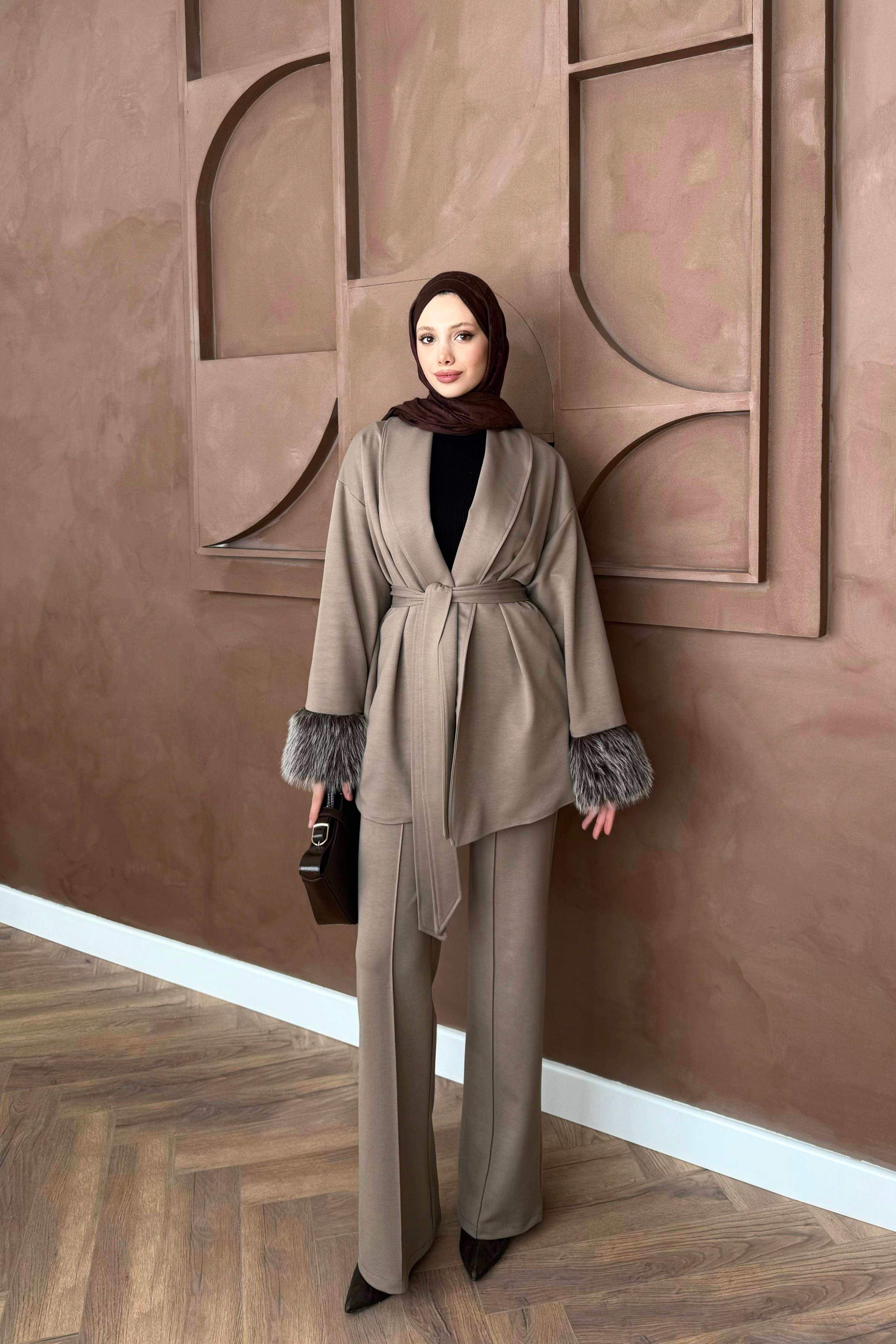 Kürk Kol Detaylı Pantolonlu Takım - Vizon