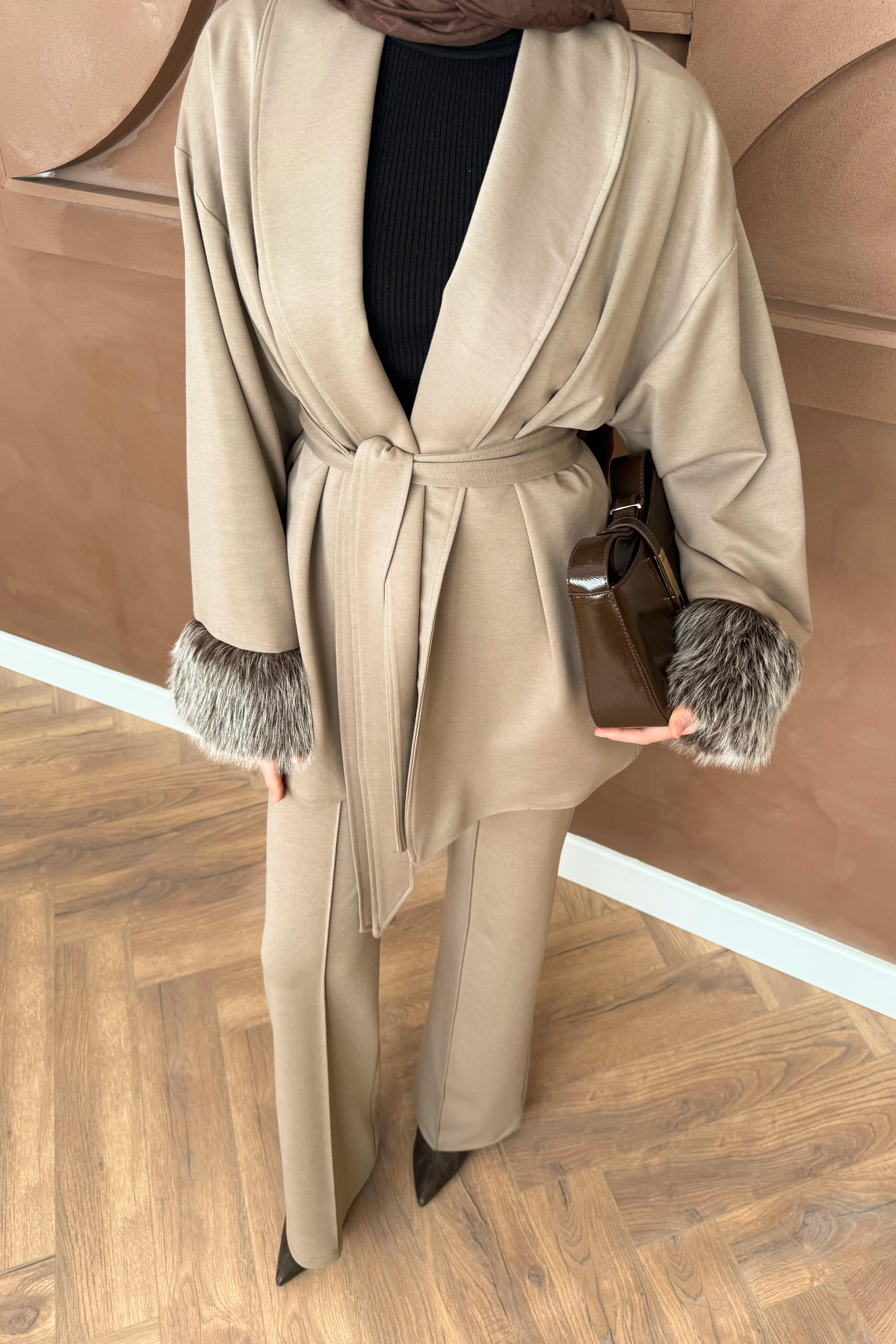 Kürk Kol Detaylı Pantolonlu Takım - Vizon