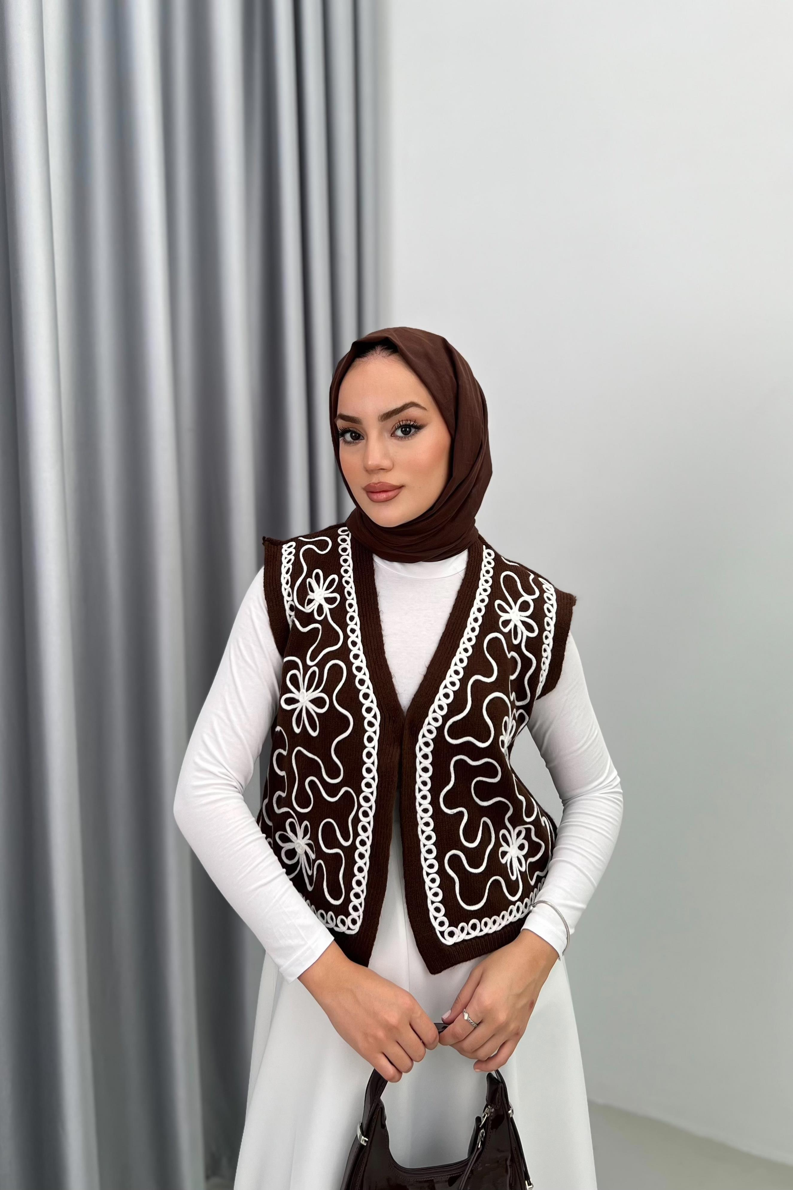 Nakış İşlemeli Triko Yelek - KAHVE
