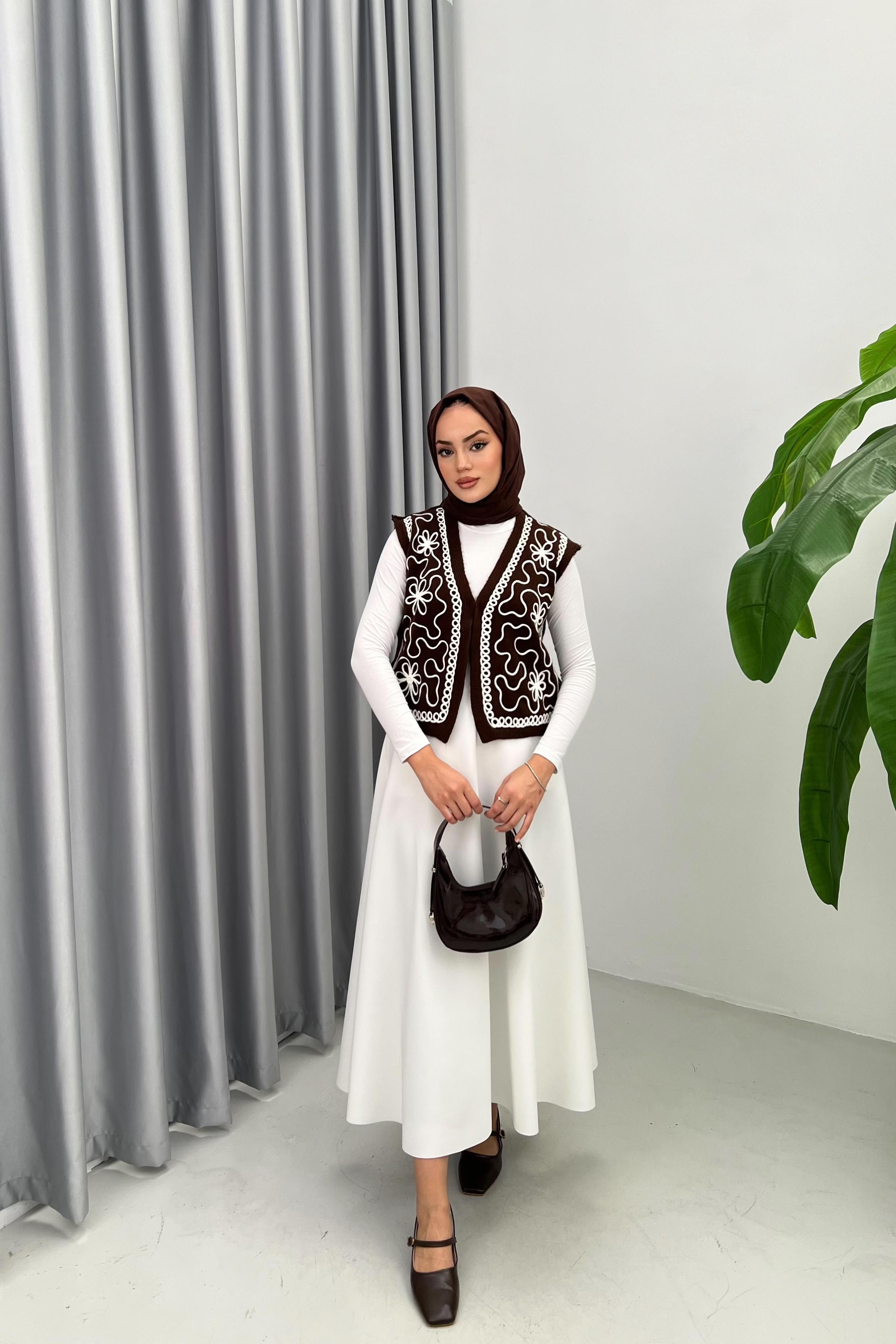 Nakış İşlemeli Triko Yelek - KAHVE