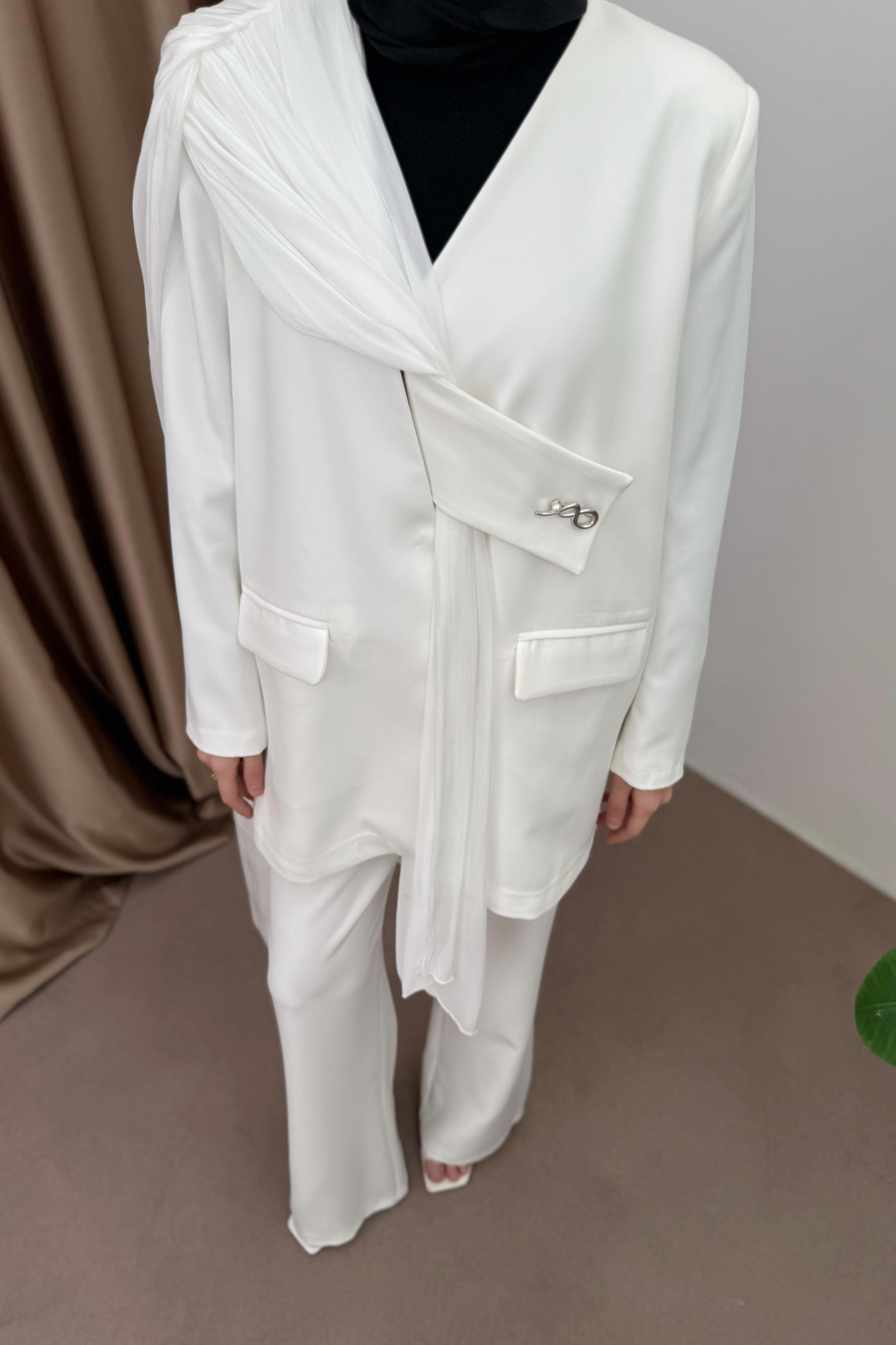 Pelerinli Ceketli Takım - Beyaz