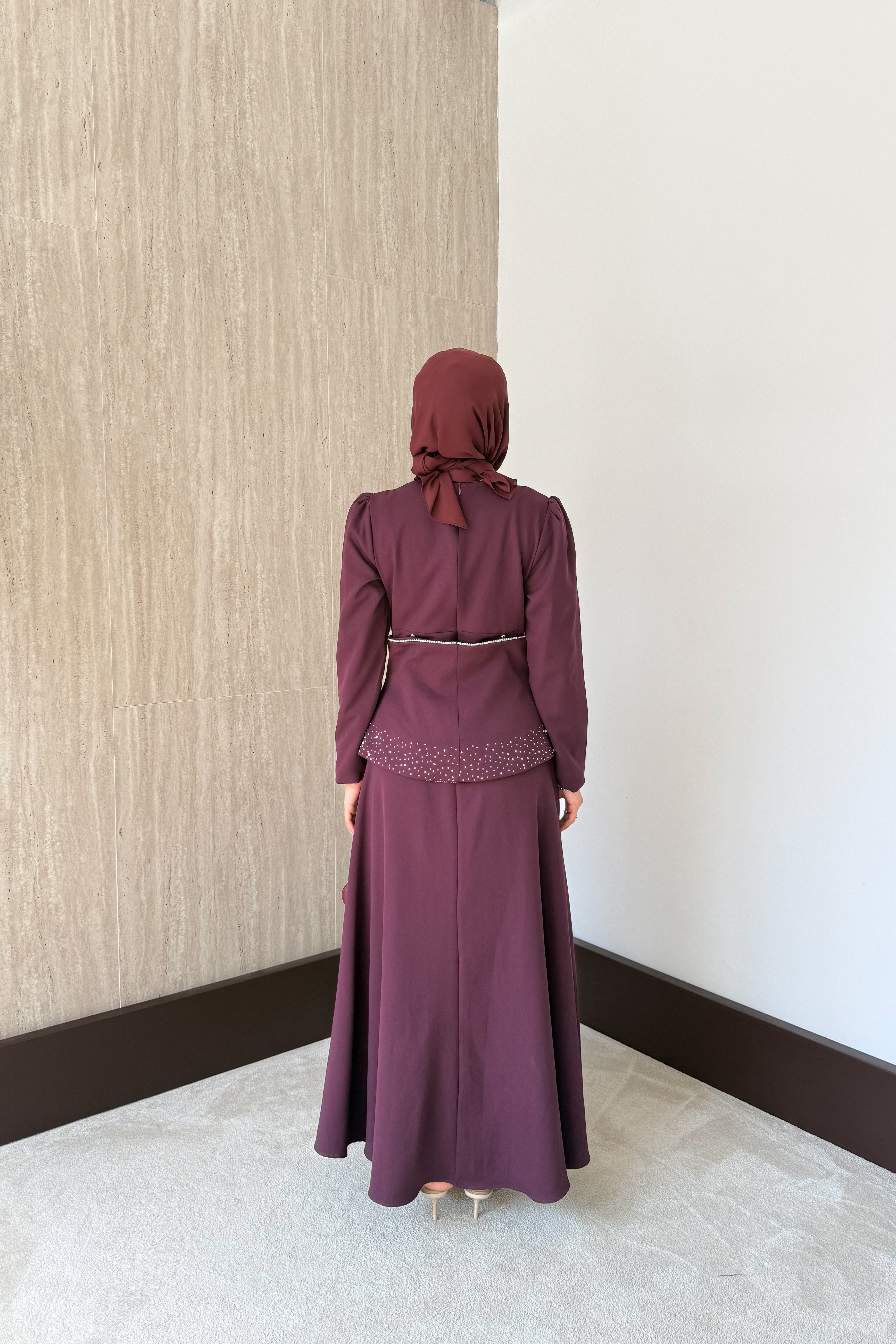 Taş İşlemeli Kemerli Elbise - Bordo