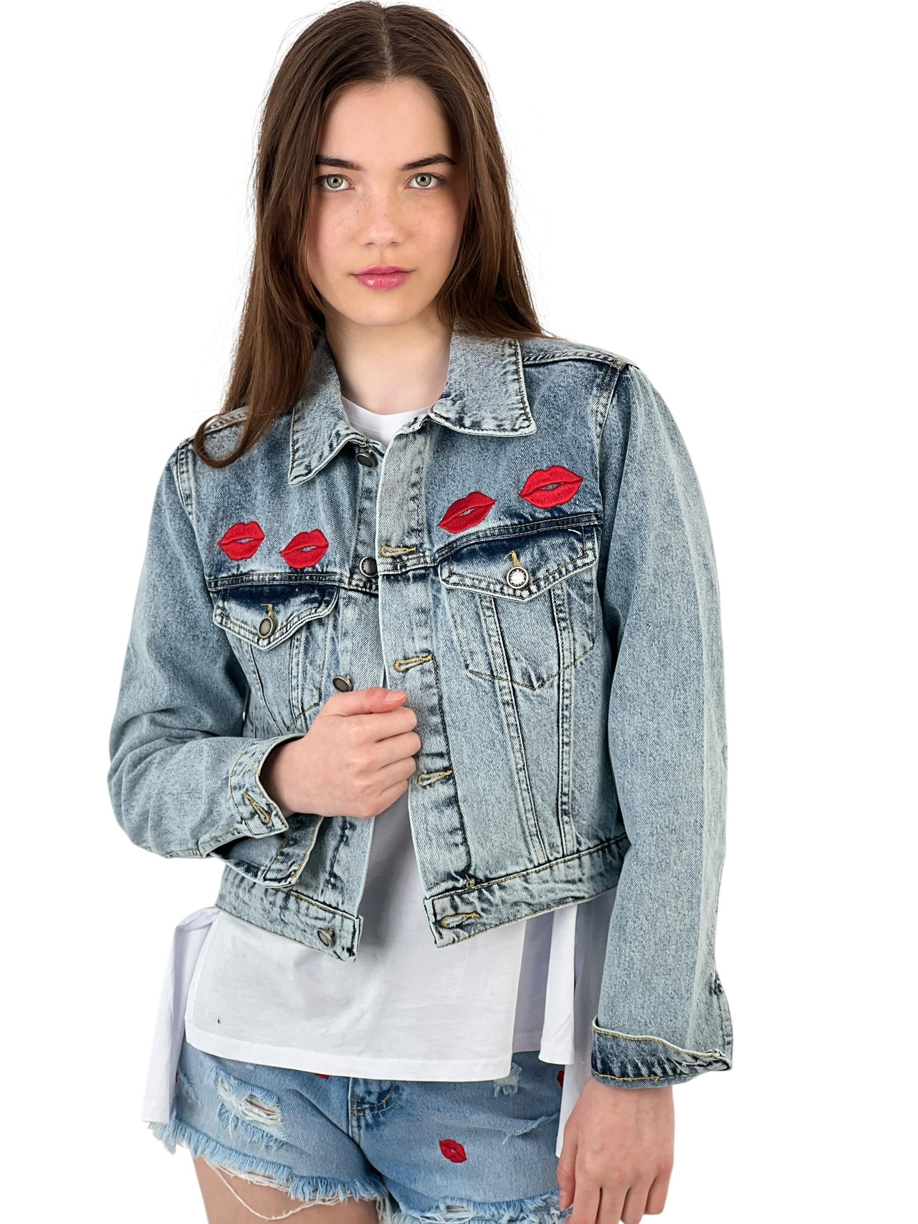 Dudak Nakış Detaylı Kısa Denim Ceket-72781