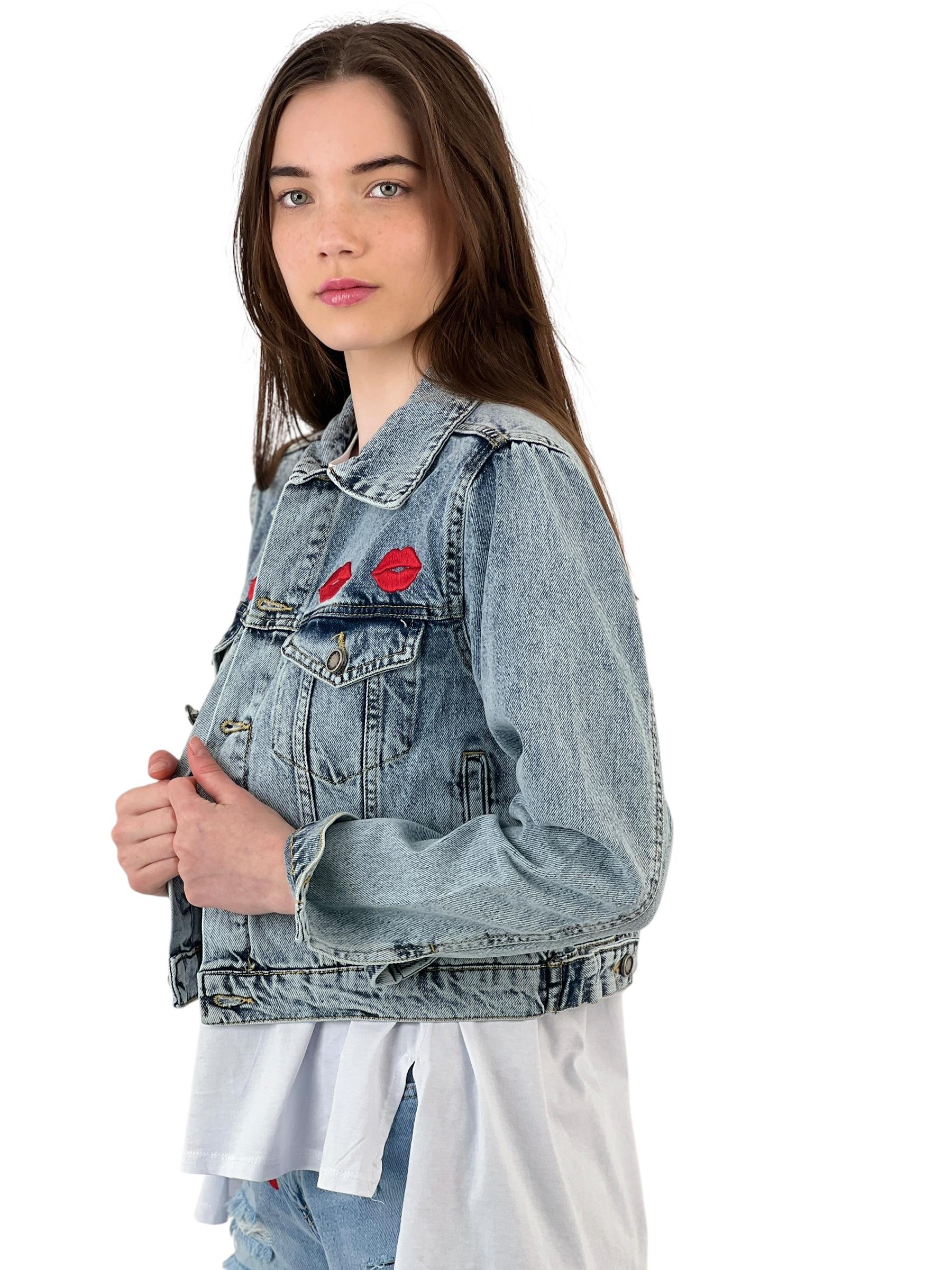 Dudak Nakış Detaylı Kısa Denim Ceket-72781