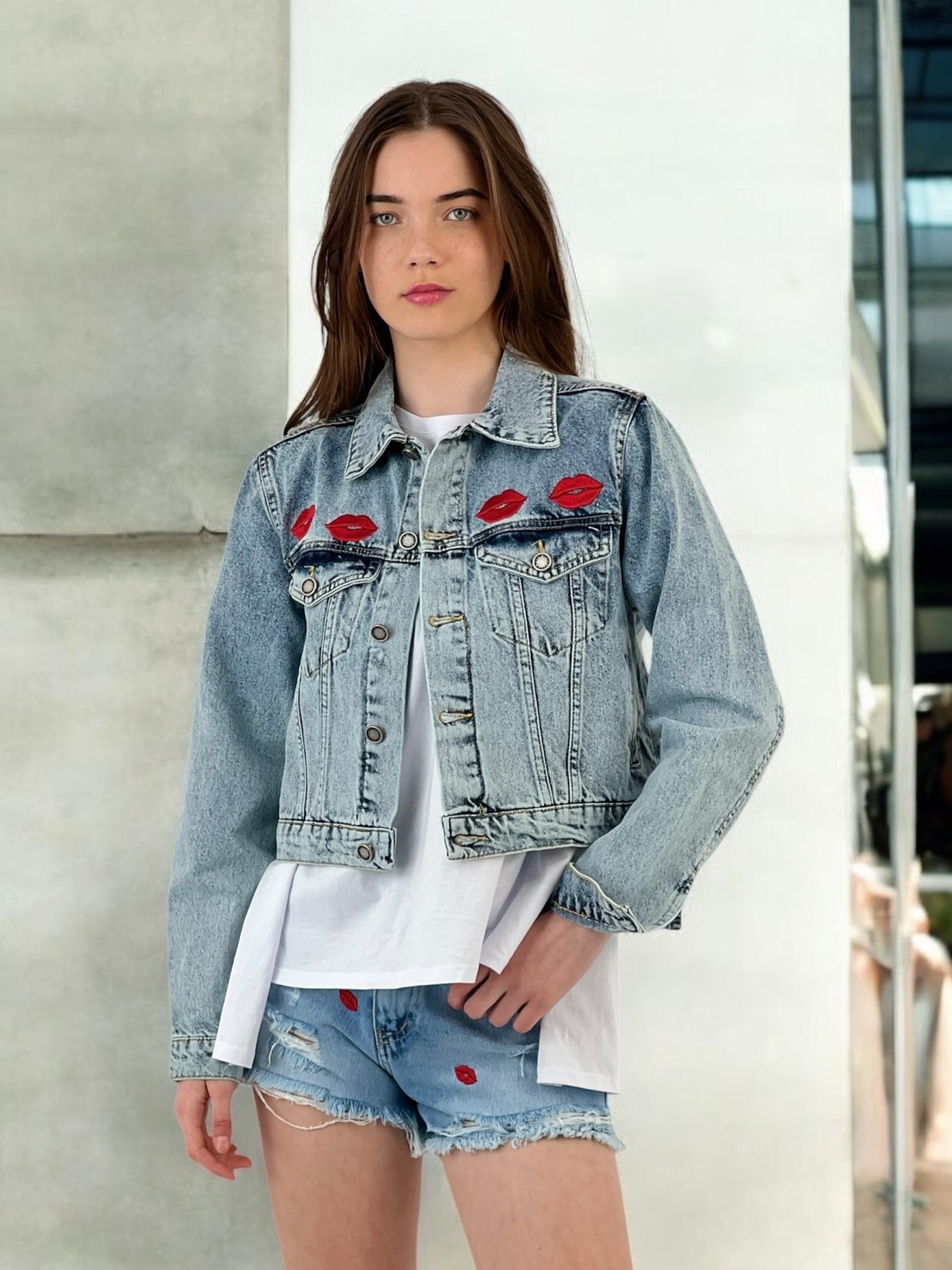 Dudak Nakış Detaylı Kısa Denim Ceket-72781
