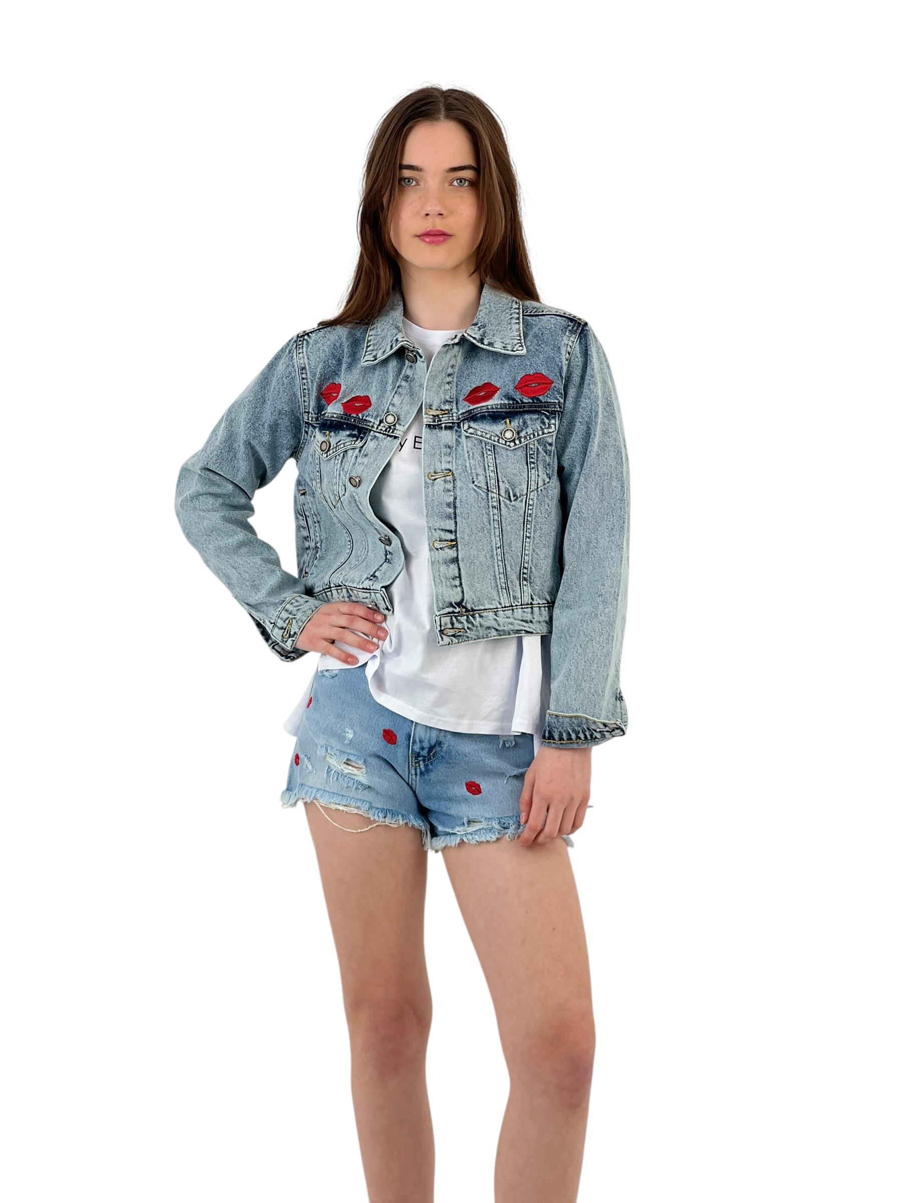 Dudak Nakış Detaylı Kısa Denim Ceket-72781
