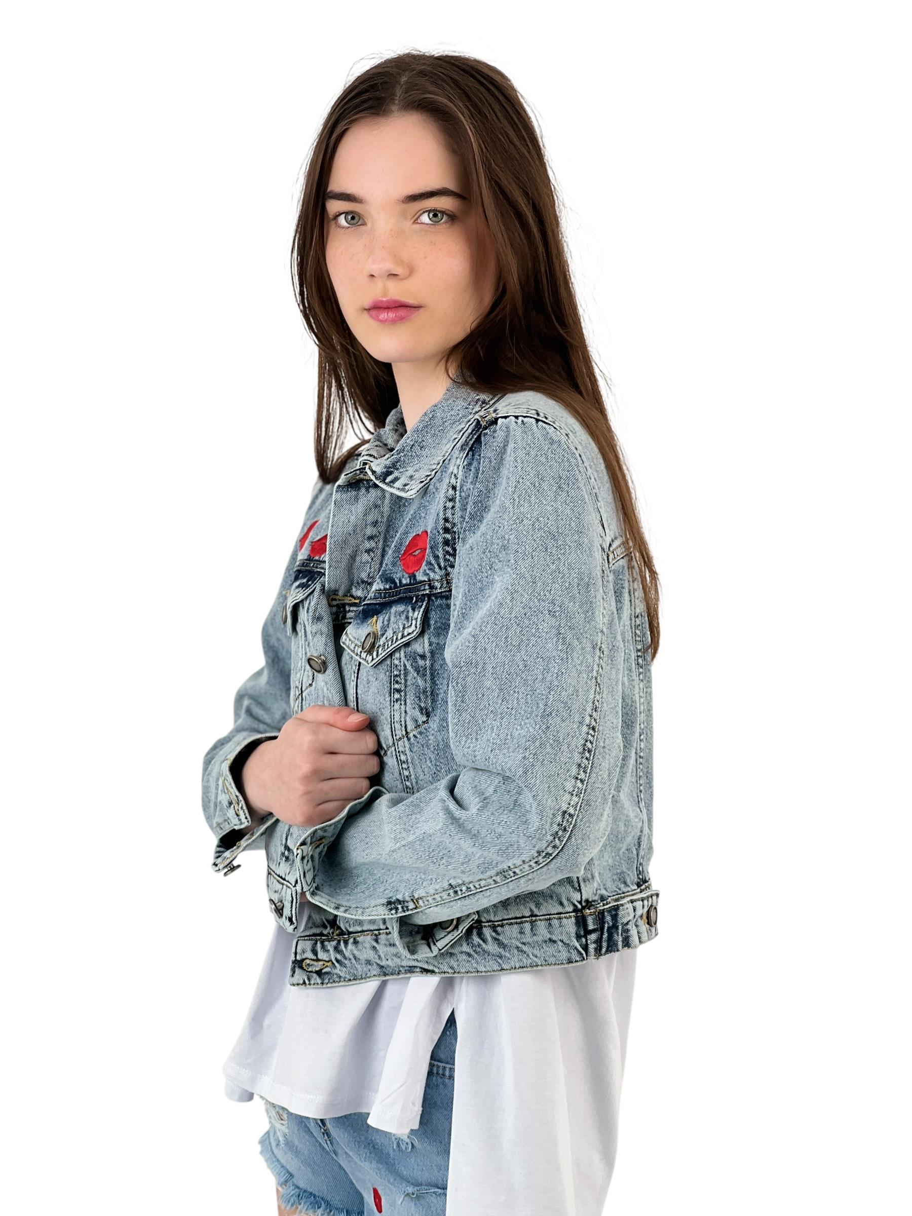 Dudak Nakış Detaylı Kısa Denim Ceket-72781