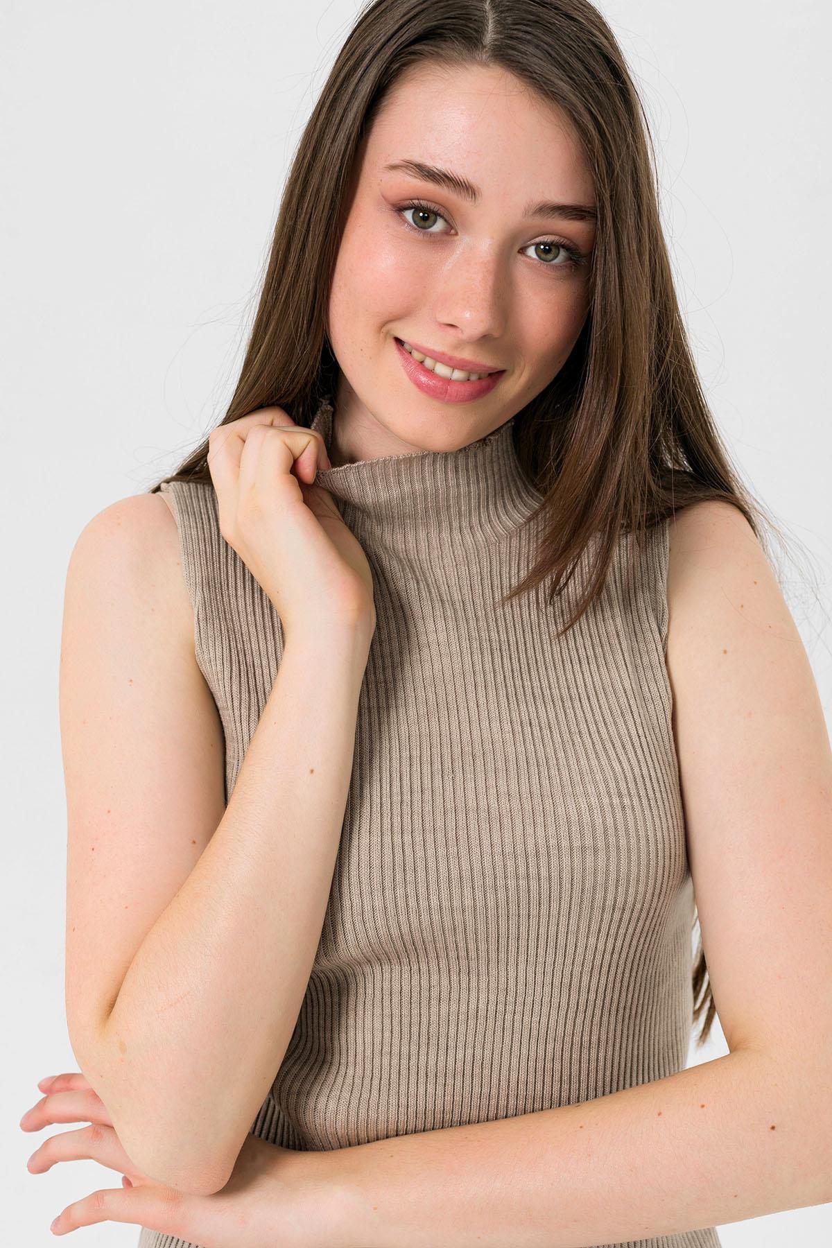 Yarım Balıkçı Yaka Kolsuz Kadın Basic Triko Bluz-MP32977-0