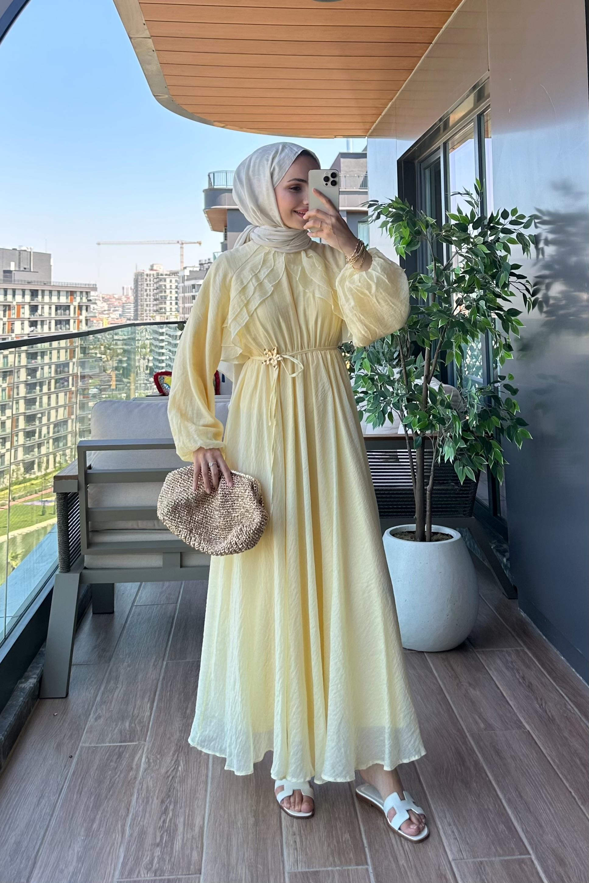 Amara Broş Detaylı Elbise - SARI