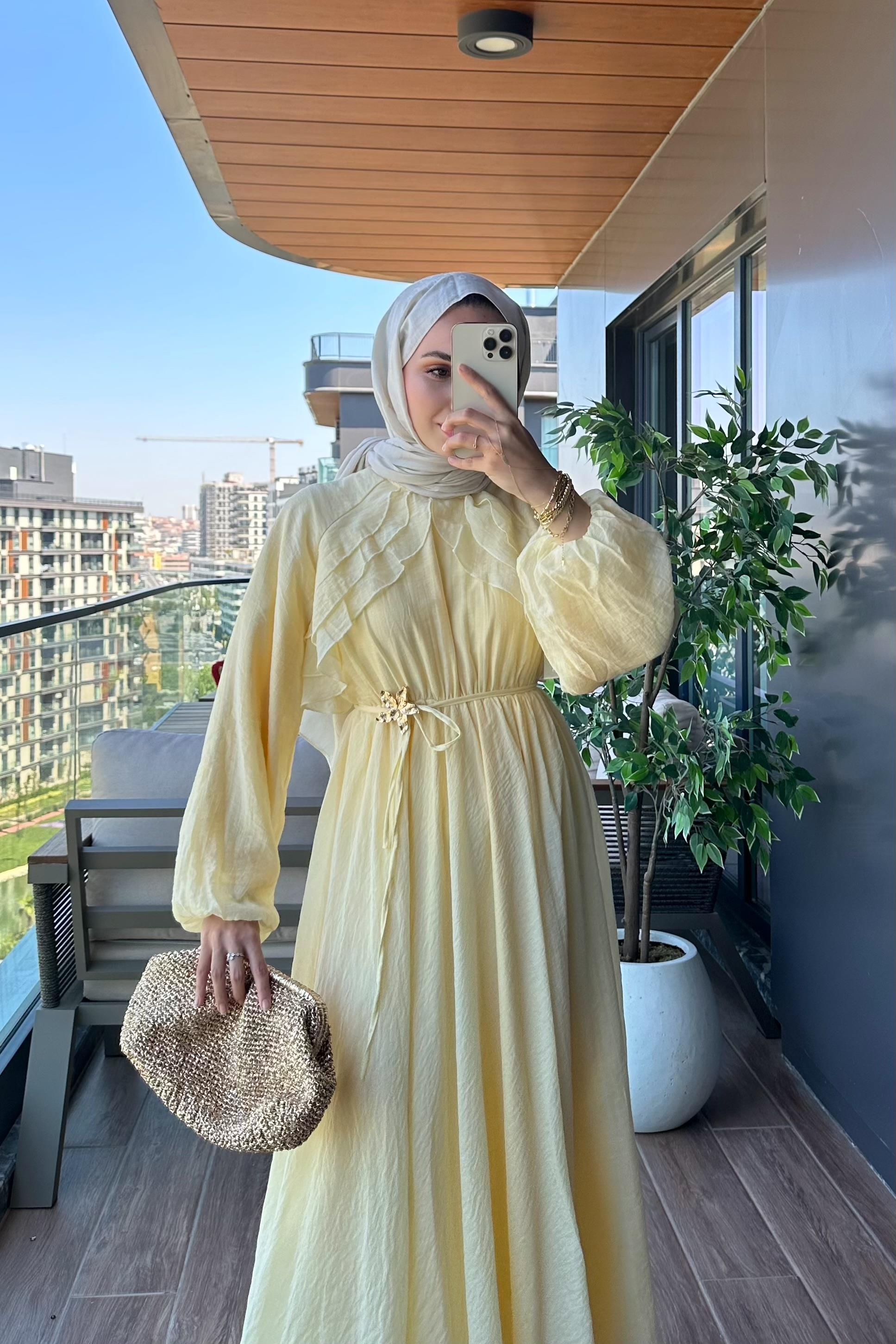 Amara Broş Detaylı Elbise - SARI