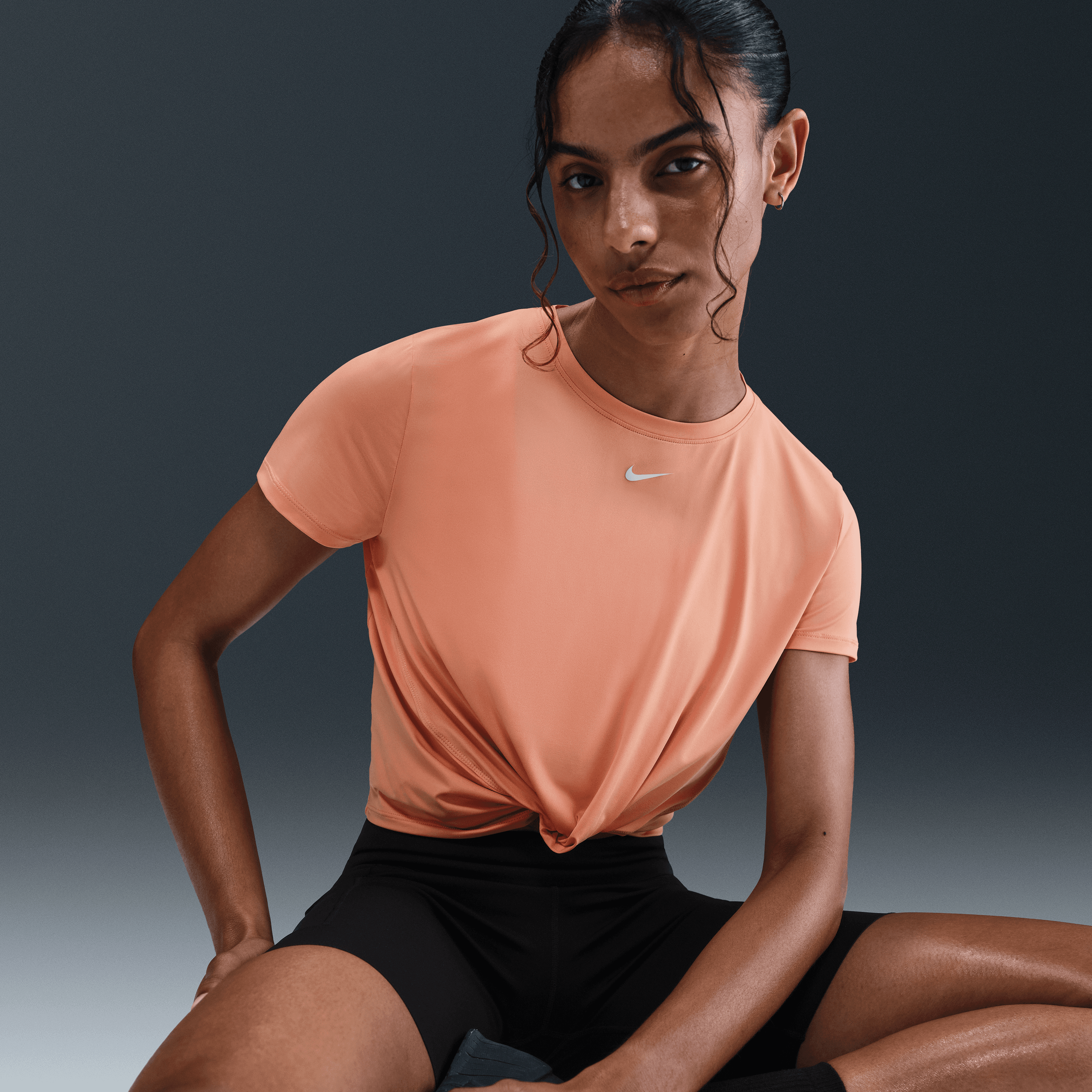 Nike One Classic Dri-FIT Bükümlü Kısa Kollu Kadın Üstü