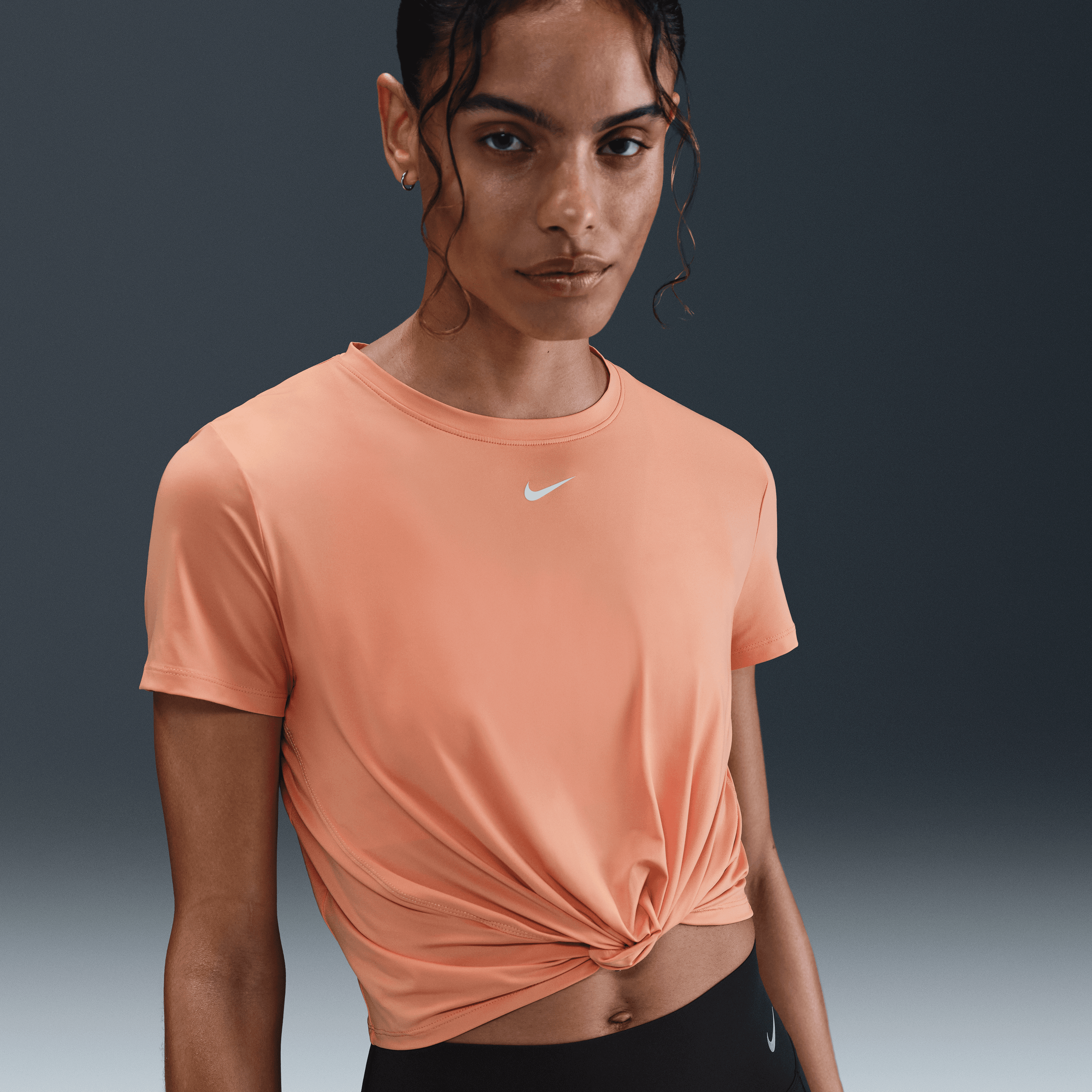 Nike One Classic Dri-FIT Bükümlü Kısa Kollu Kadın Üstü