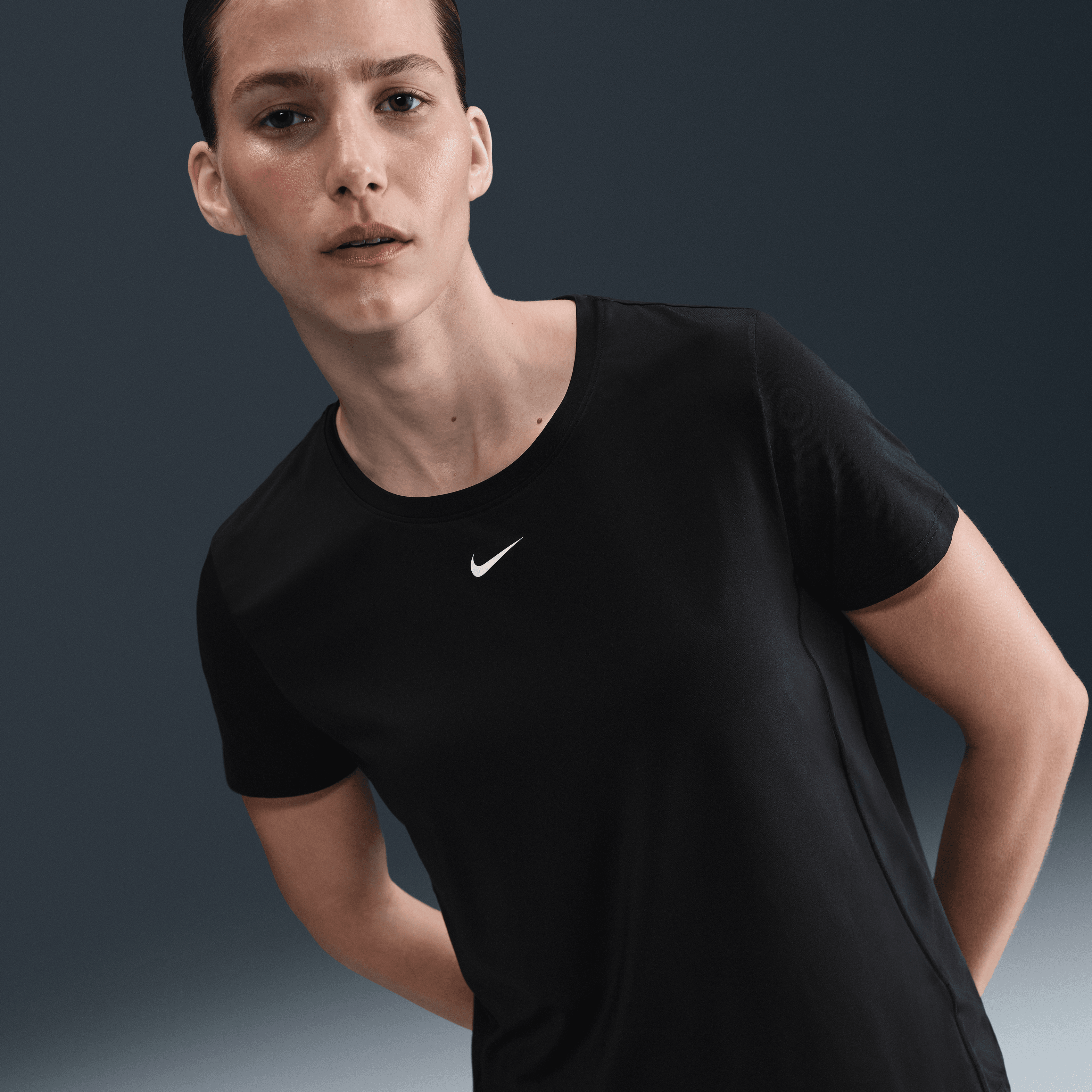 Nike One Classic Dri-FIT Kısa Kollu Kadın Üstü