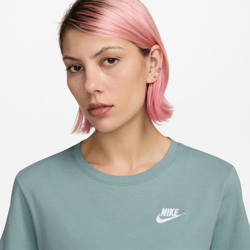 Nike Sportswear Club Essentials  Kadın Tişörtü