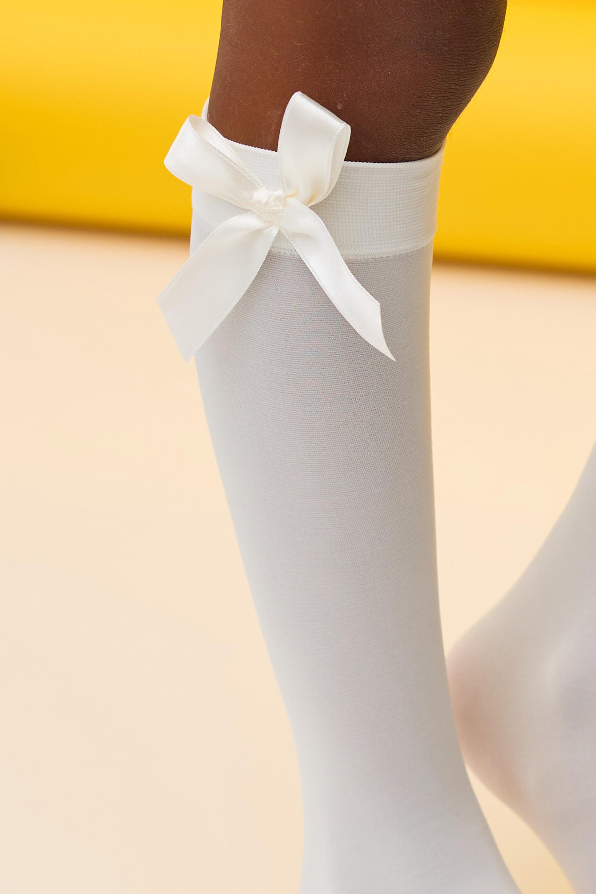 Kız Çocuk Aksesuarlı Dizaltı Çorap Ekru