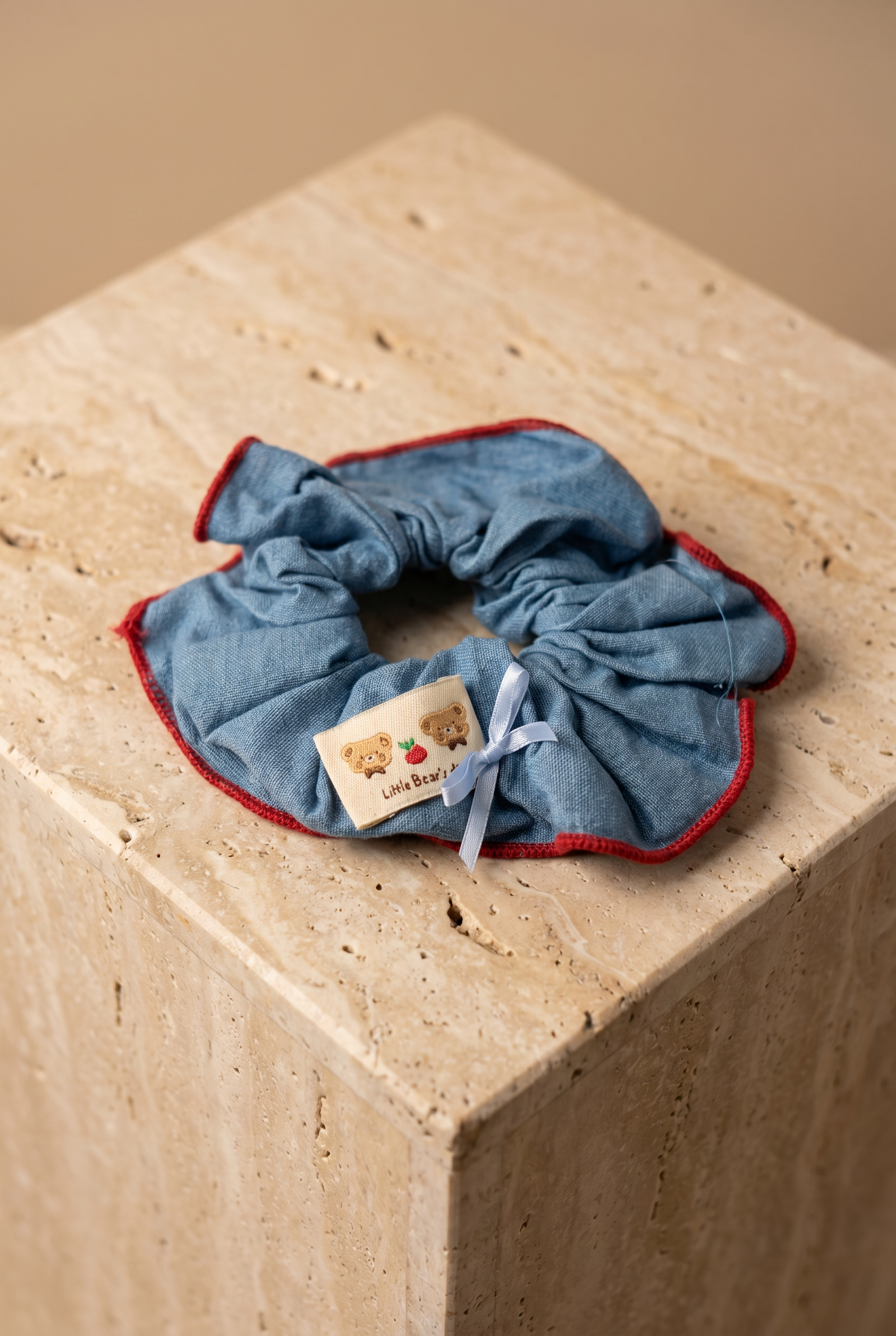 Açık Mavi Denim Görünümlü Ayıcık Etiketli Fırfırlı Scrunchie Saç Tokası