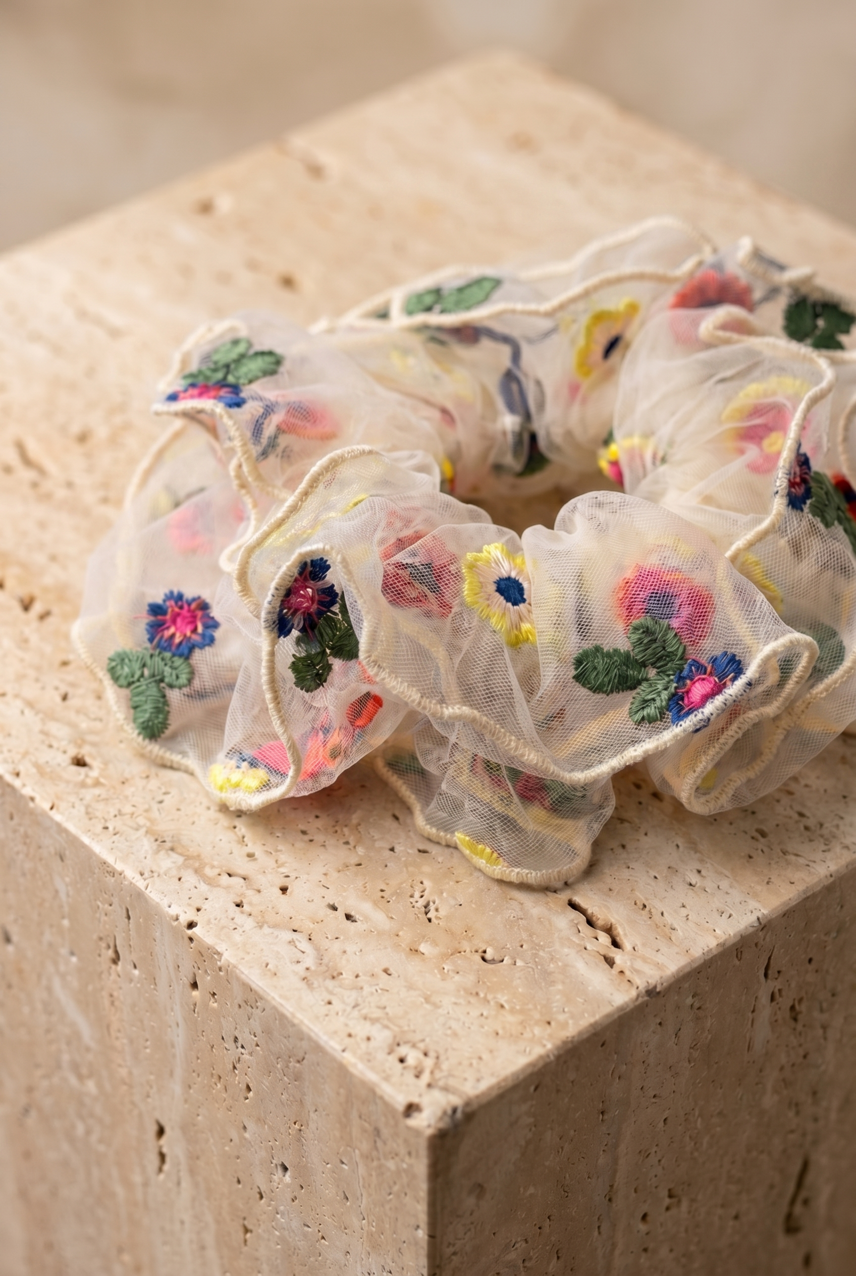 Çiçek Nakışlı Tül Scrunchie Ekru Dikişli Saç Tokası