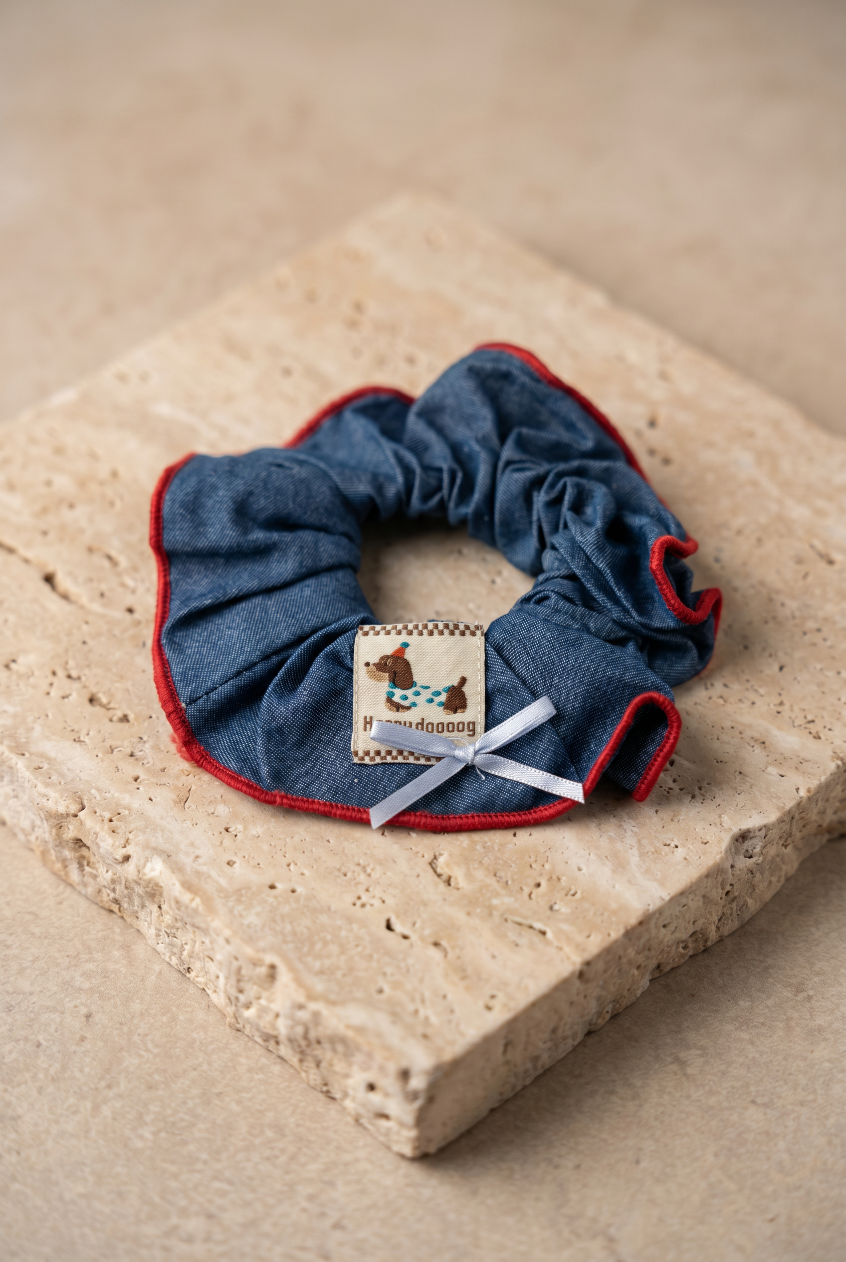 Denim Görünümlü Köpek Etiketli Fırfırlı Koyu Mavi Scrunchie Saç Tokası