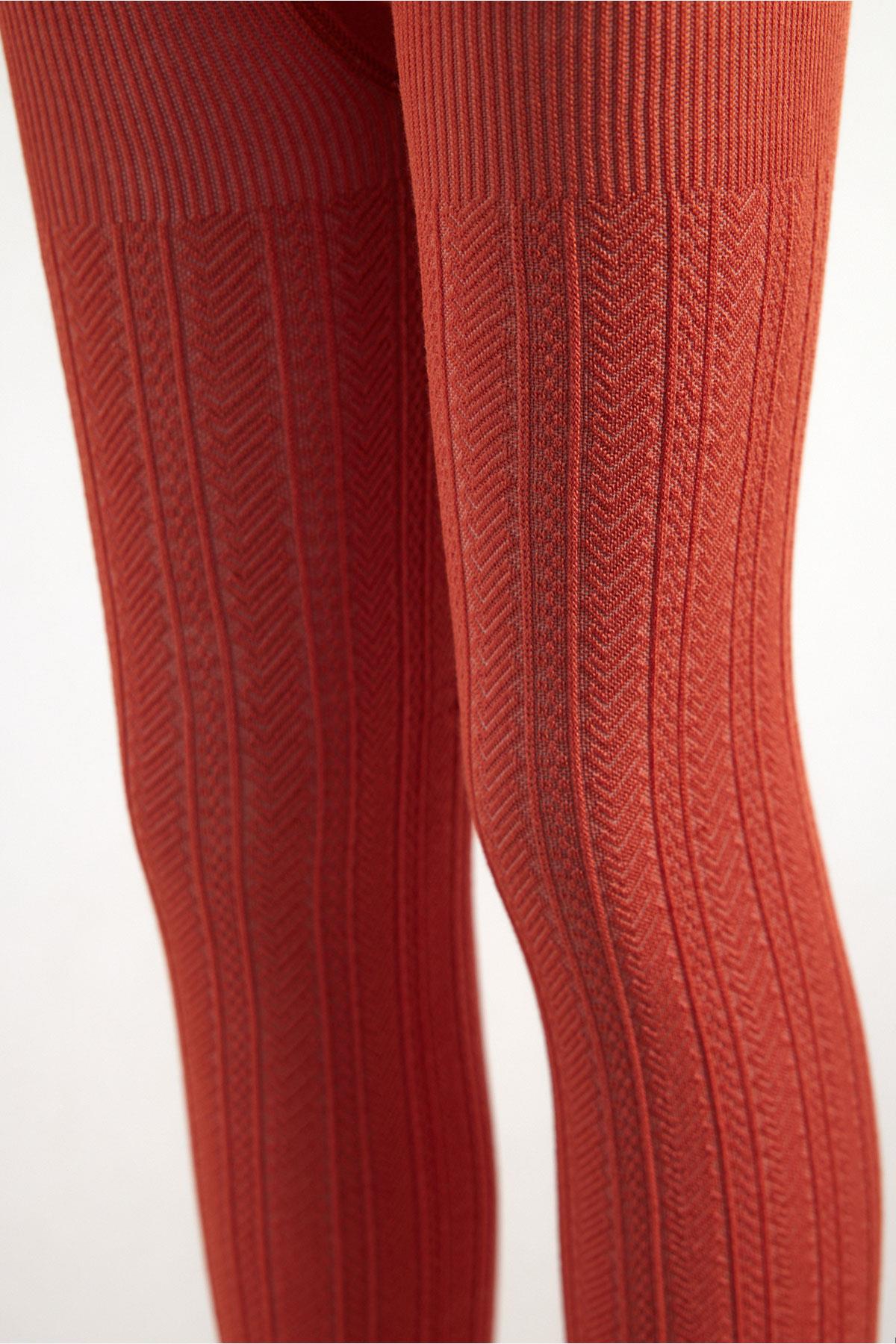 Turuncu renkli desenli çocuk taytı desen detayı