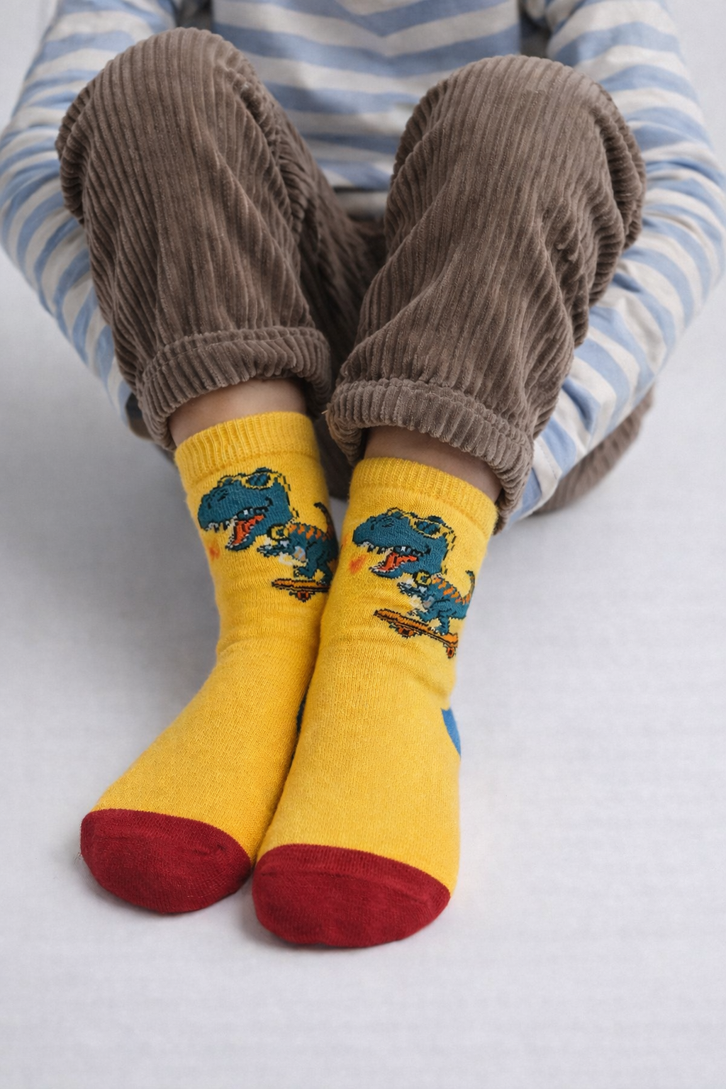 Dinazor Desenli Sarı Çocuk Soket Çorap