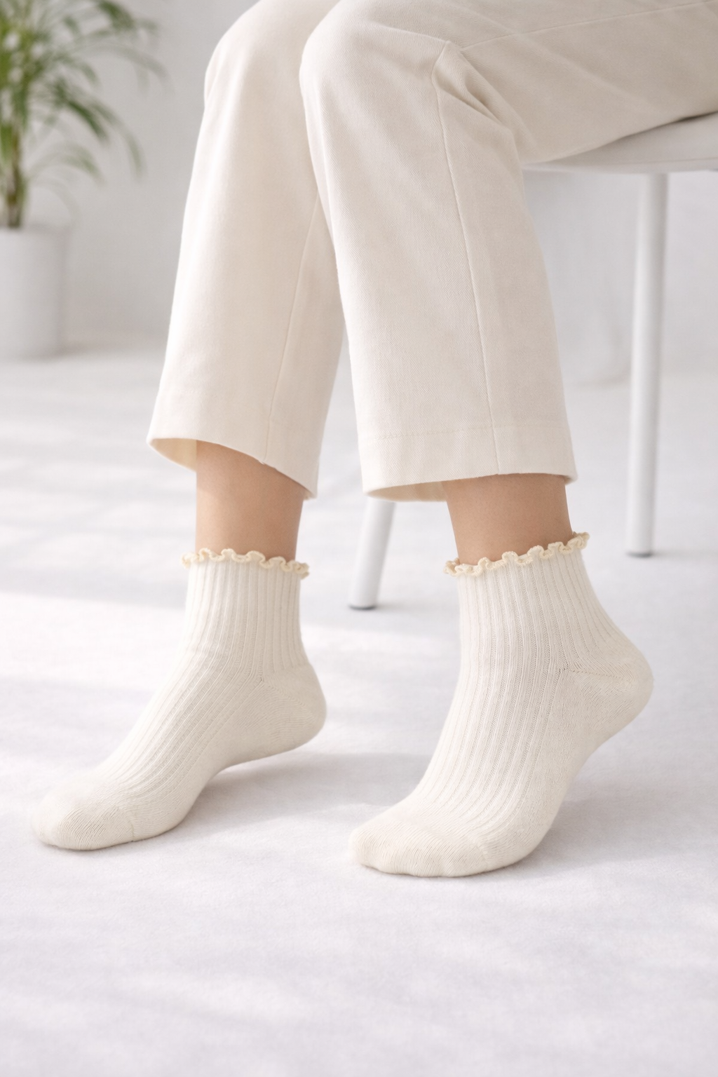 Kadın Ekru Renkli Bileği Fırfırlı Simli Kadın Soket Çorap